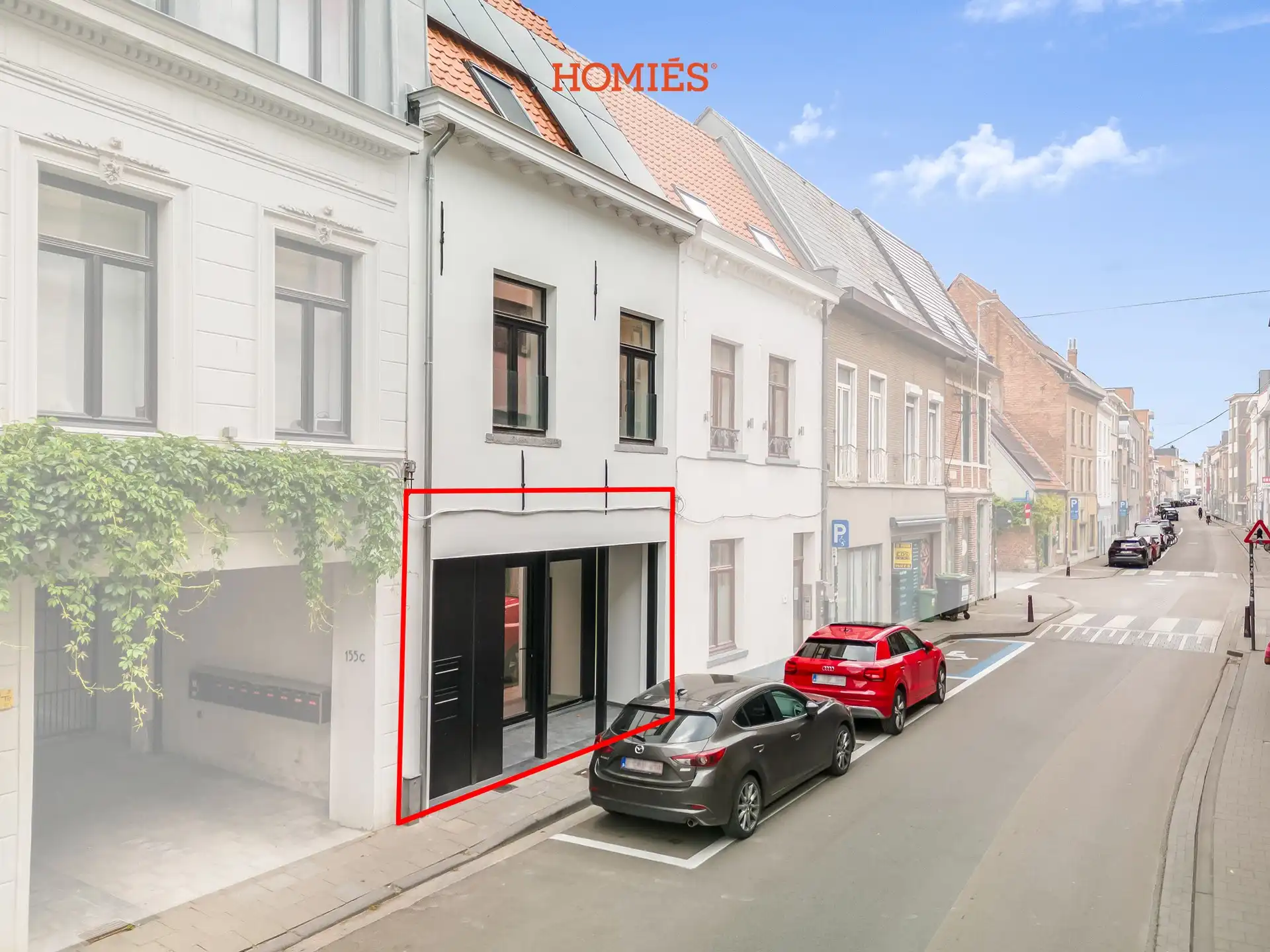 Ruime handelsruimte met veel lichtinval en stadstuintje foto 2