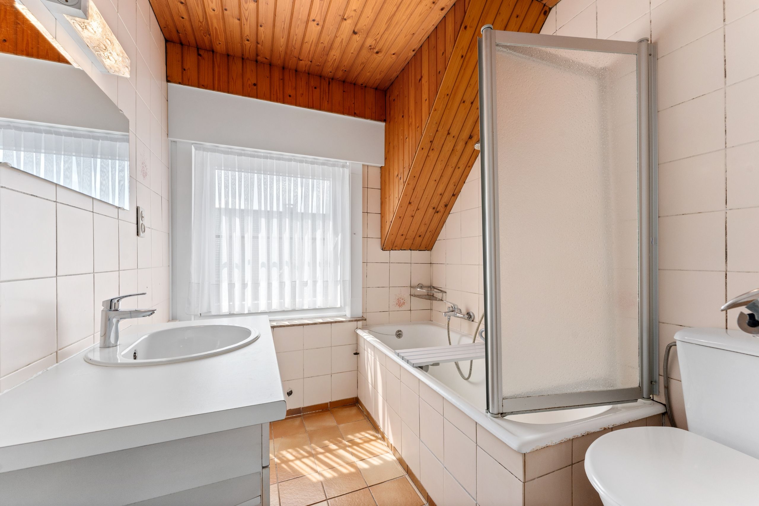 Charmante op te frissen woning met atelier in residentiële buurt foto 18