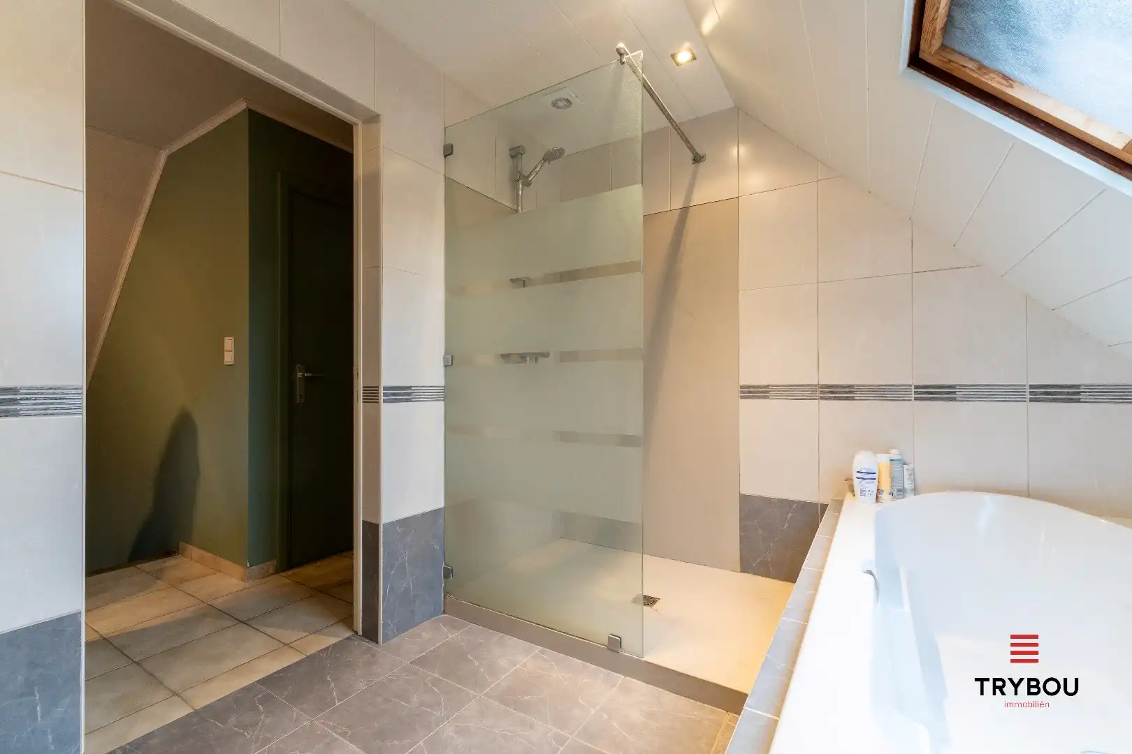 Instapklare gezinswoning met ruime tuin en dubbele garage in Poelkapelle foto 18