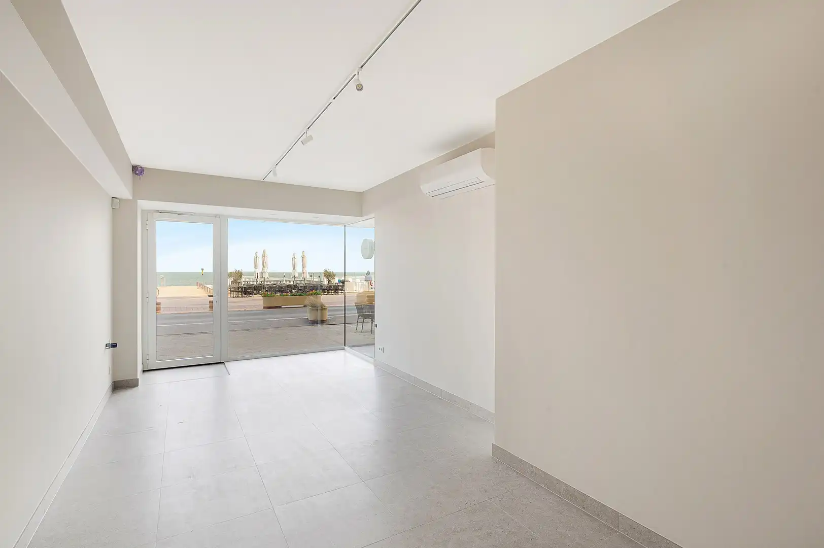 Instapklare handelsruimte op een toplocatie aan de Zeedijk van Knokke. foto 2