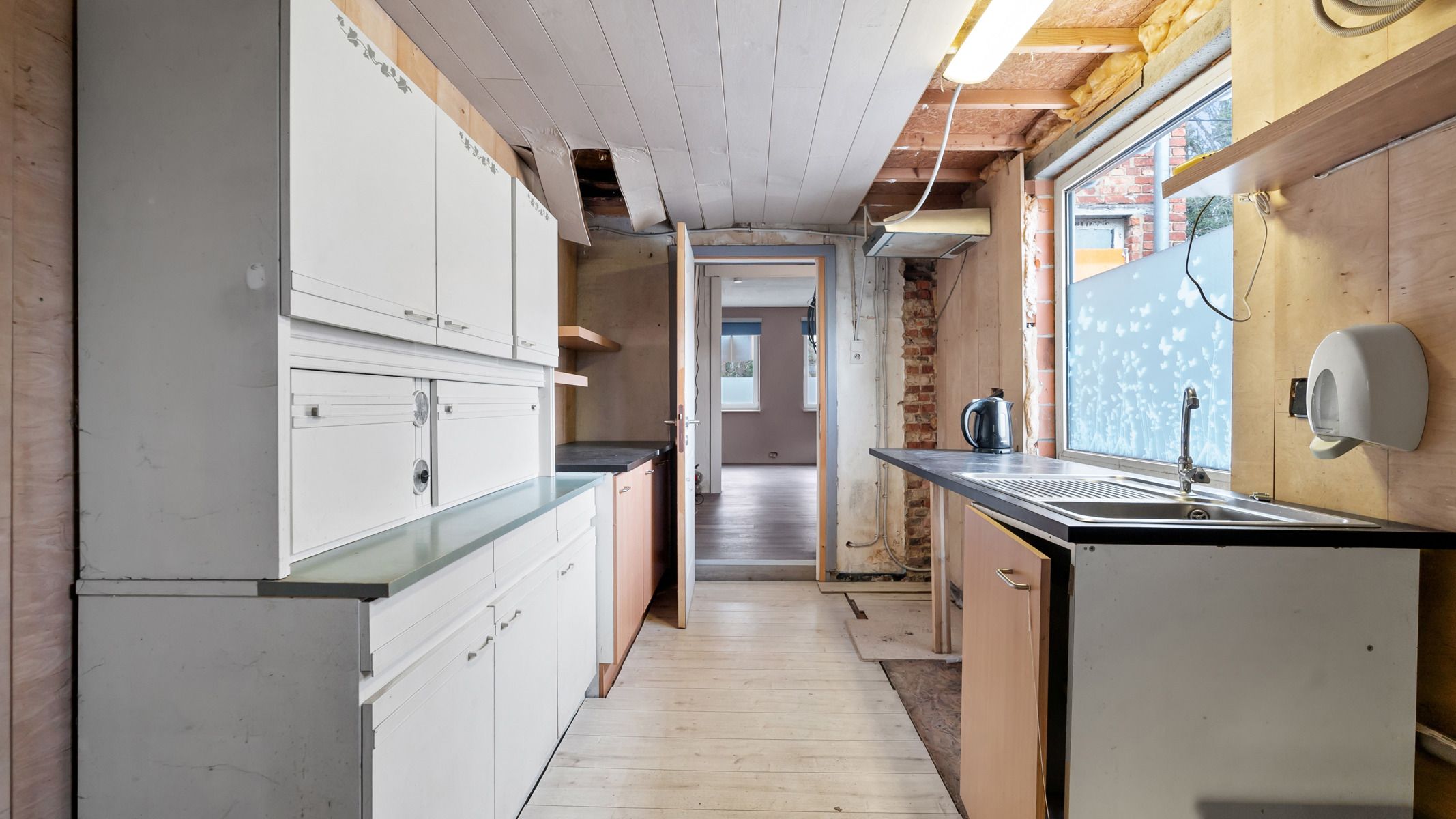 Deels te renoveren starterswoning met diepe tuin in groene, rustige omgeving foto 9