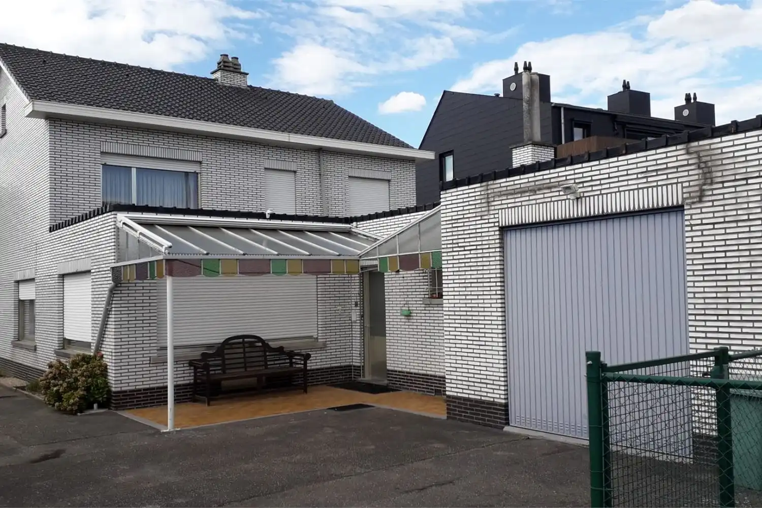 Woning OB met drie slaapkamers, garage en tuin. foto 2