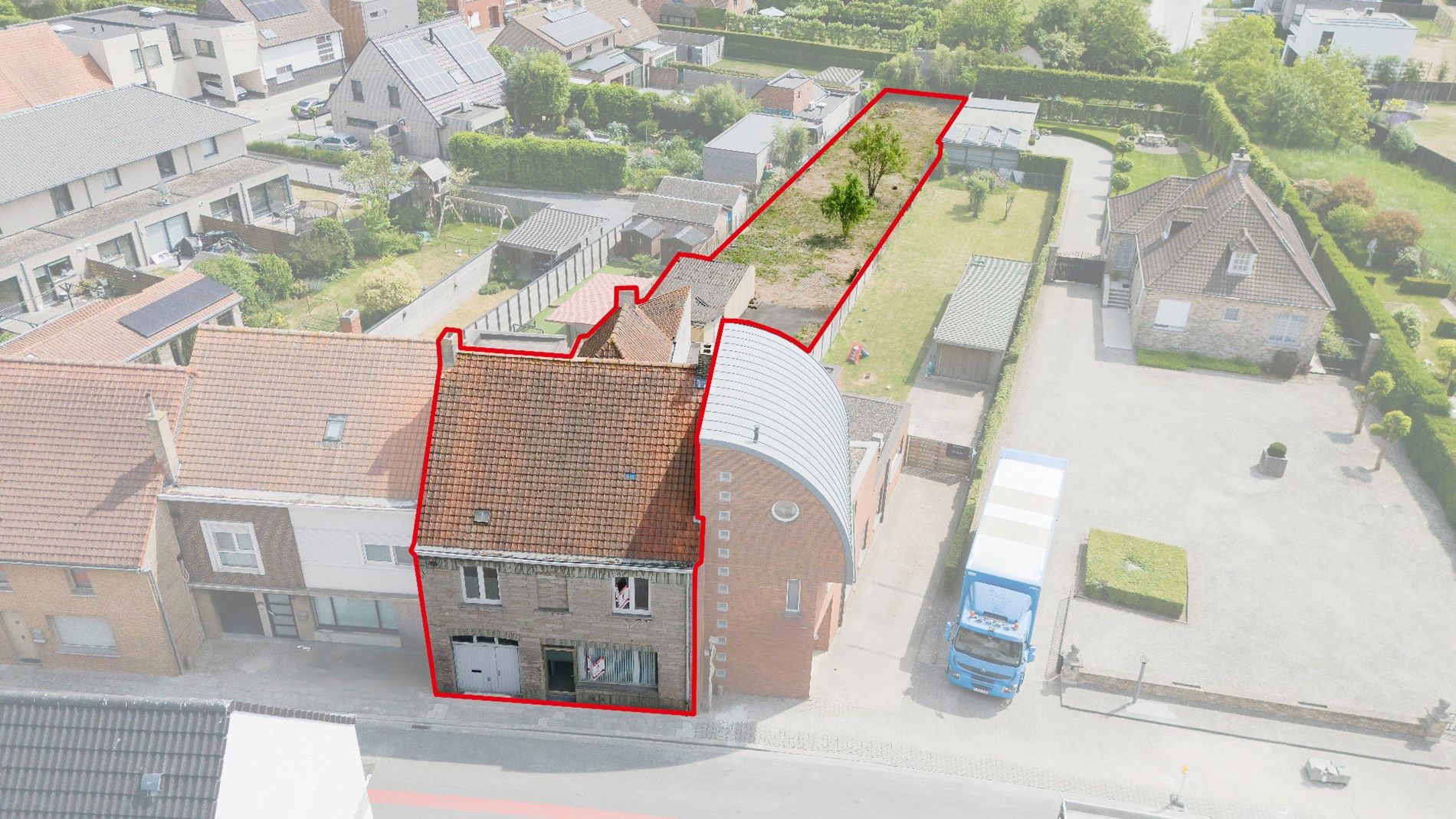 Te renoveren woning met garage en tuin  foto 2