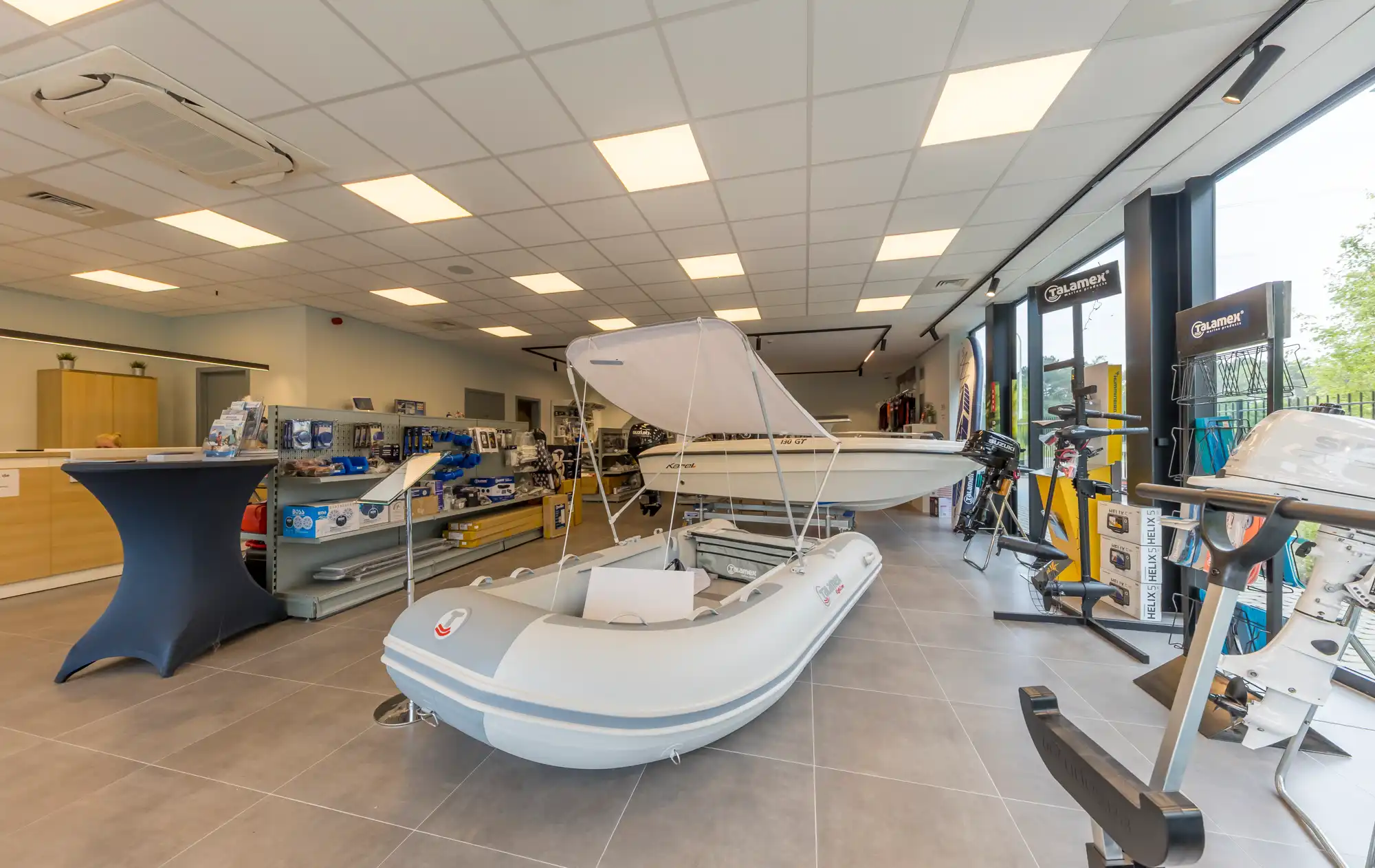 TE HUUR: Recent en hoogwaardig afgewerkt bedrijfs-/kantoorgebouw met showroom, magazijn en ruime parking foto 20