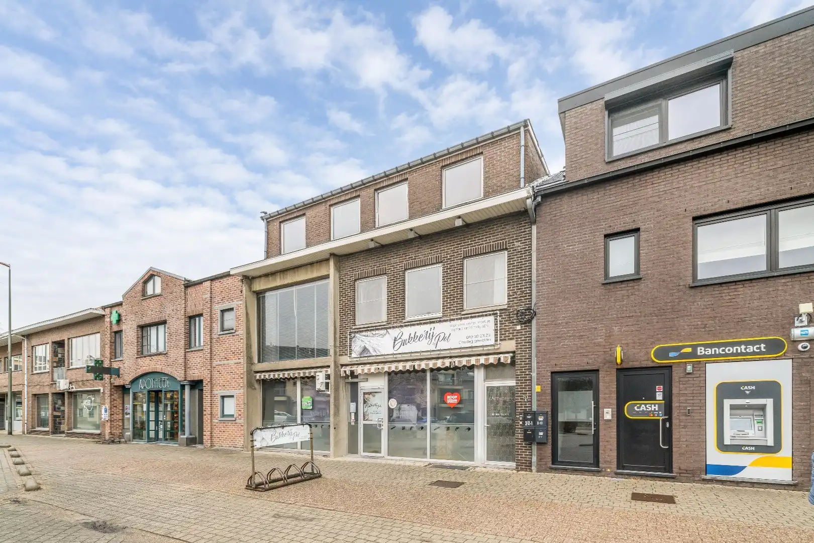 Commercieel uitstekend gelegen investeringspand bestaande uit bakkerij + duplex foto 2