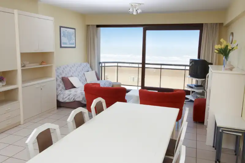 APPARTEMENT MET DRIE SLAAPKAMERS MET FRONTAAL ZEEZICHT GELEGEN TUSSEN DE ESPLANADE EN DE ZEELAAN foto 2