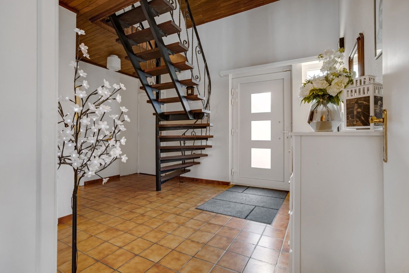 Vrijstaande, charmante woning met 3 grote slpk. en garage op 398 m² foto 2