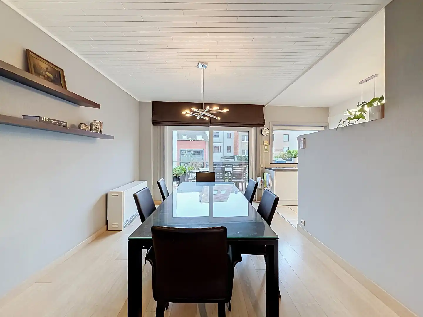 Instapklare bel-etage met drie slaapkamers, garage en zonnige buitenruimtes. foto 9