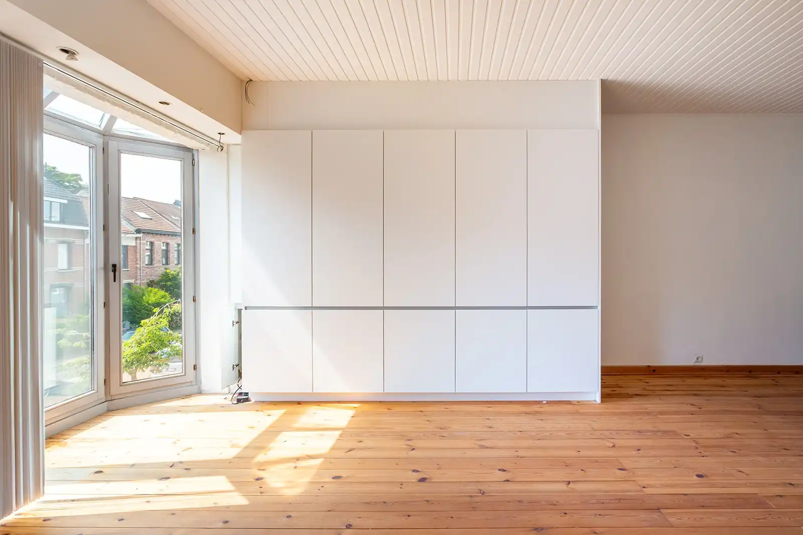 Lichtrijke bel-etagewoning met dubbele garage en ruime tuin foto 18