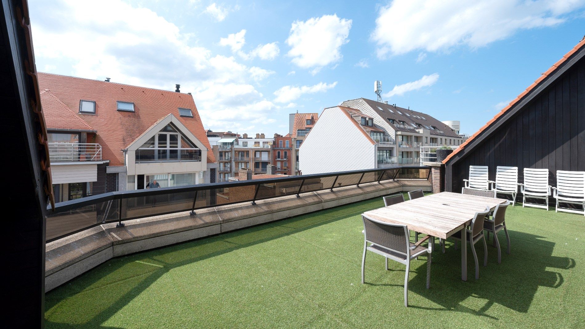 Ruim duplex dakappartement met uitzonderlijke terrassen, gelegen vlakbij de Zeedijk. Ruime box op GLV foto {{pictureIndex}}