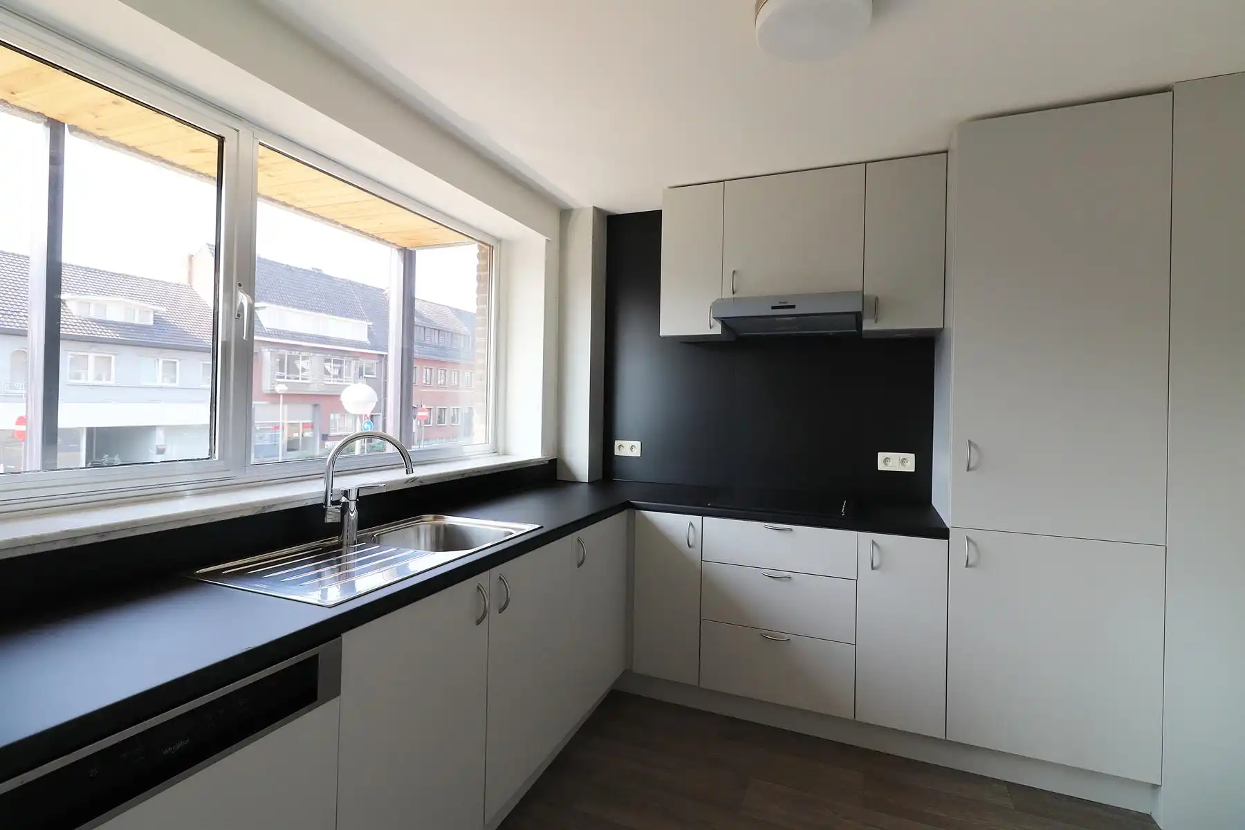 Ruim appartement met 3 slaapkamers in hart van Bree.  foto 5