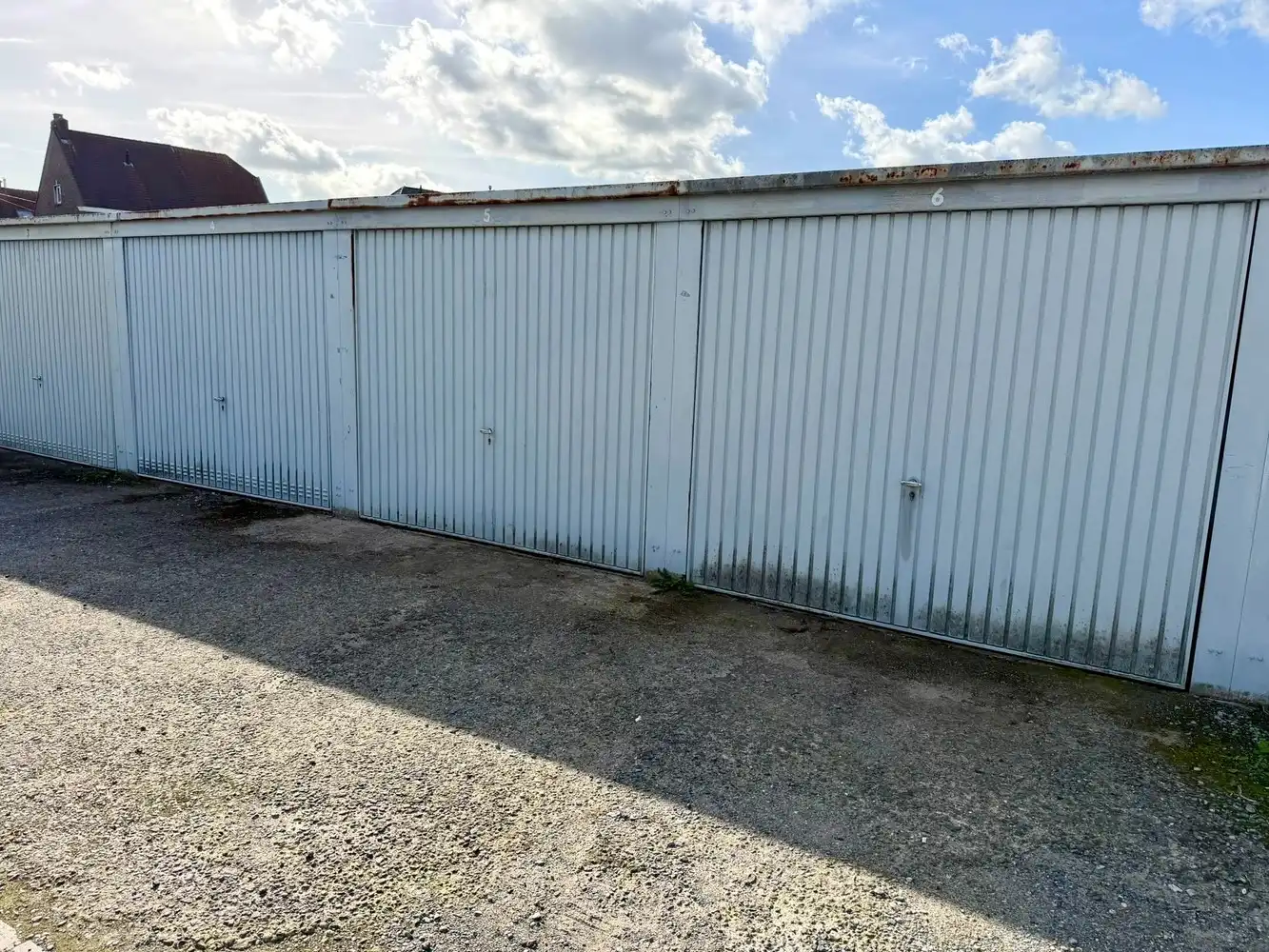 Goed gelegen garagebox te koop! foto {{pictureIndex}}