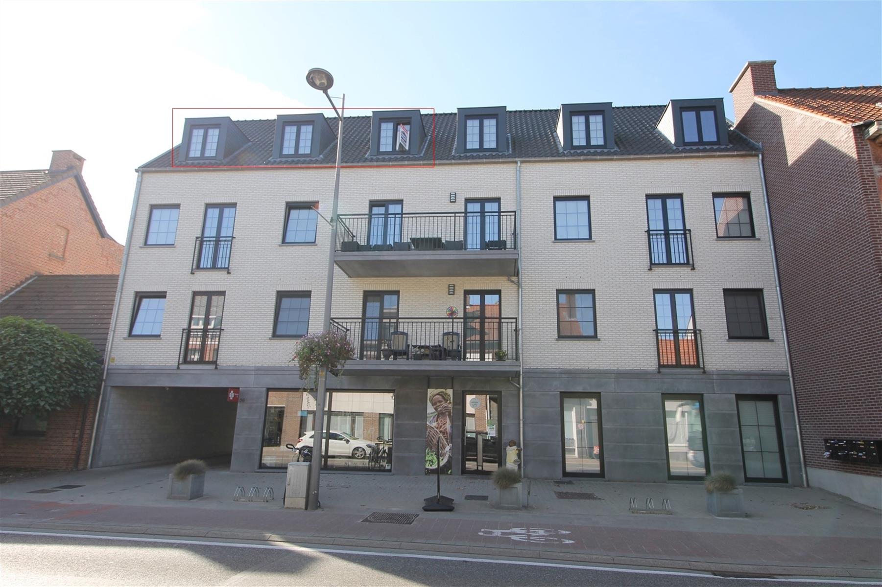 Dakappartement op derde verdieping links met terras en garage. foto {{pictureIndex}}