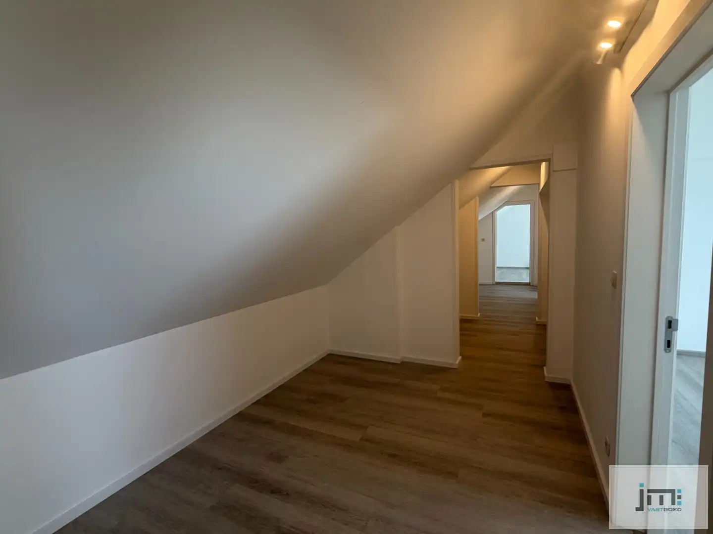 Gerenoveerd appartement met 4 slaapkamers foto 10