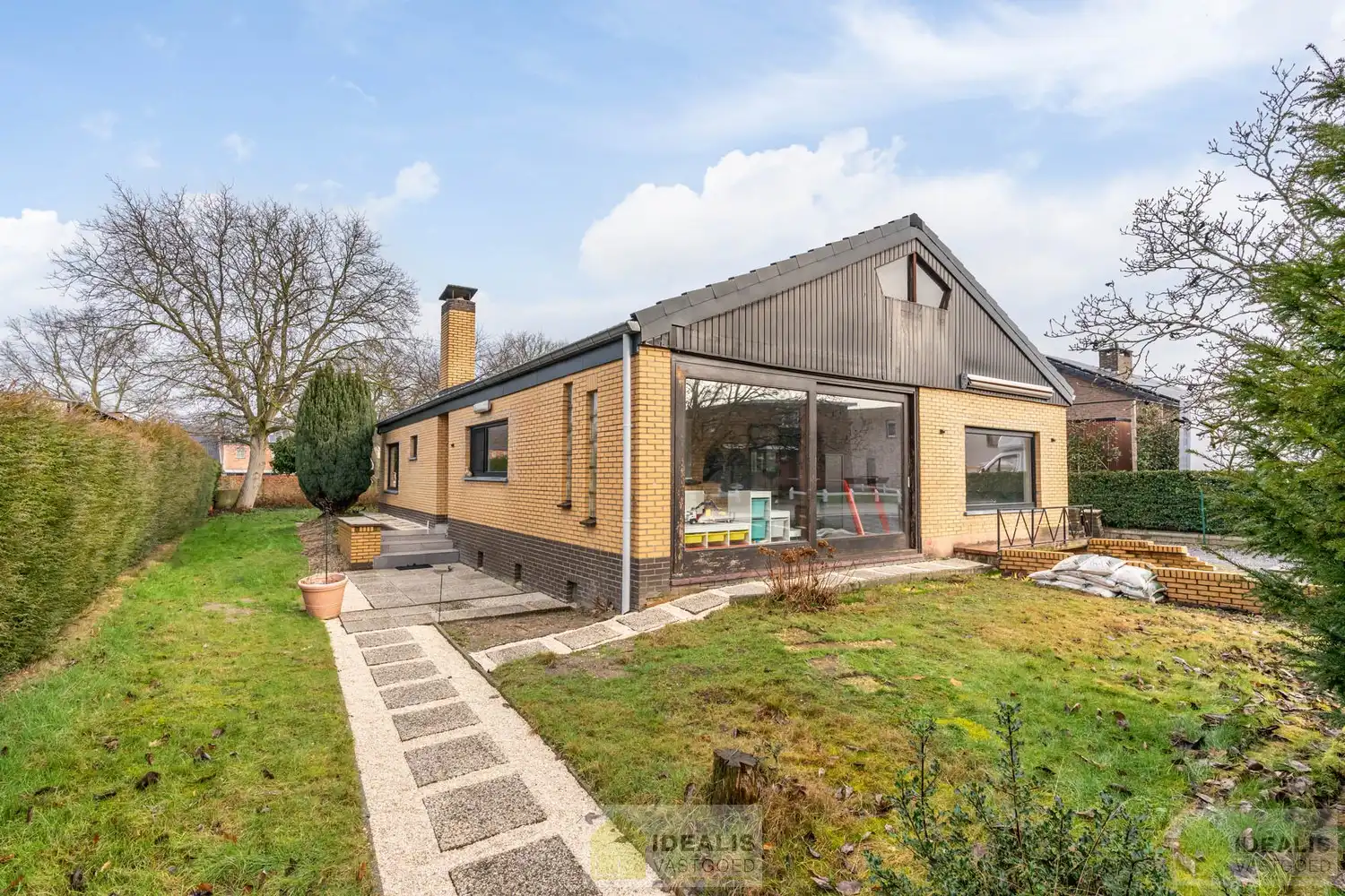 INSTAPKLARE GERENOVEERDE BUNGALOW MET LICHTRIJKE LEEFRUIMTE EN AANSLUITEND ZEER RUIME MODERNE KEUKEN, BADKAMER, VERANDA EN 3 GOEDE SLAAPKAMERS OP EEN KNAP PERCEEL VAN 9A 48A. DAARNAAST IS DE WONING VOLLEDIG ONDERKELDERD! Deze goed ingedeelde woning omvat +-145m² bewoonbare oppervlakte verdeeld over een lichtrijke woonkamer met aansluitend een zeer ruime moderne keuken, badkamer, veranda, 3 goede slaapkamers en tevens is de woning volledig onderkelderd. De woning is gelegen op een aangenaam perceel van 9a 48ca vlakbij het centrum van Bree, op fietsafstand van winkels, horeca en scholen,… Zeer geschikt voor kandidaten op zoek naar een gerenoveerde woning die ruimte en rust biedt doch dicht bij allerlei faciliteiten is gelegen. foto {{pictureIndex}}