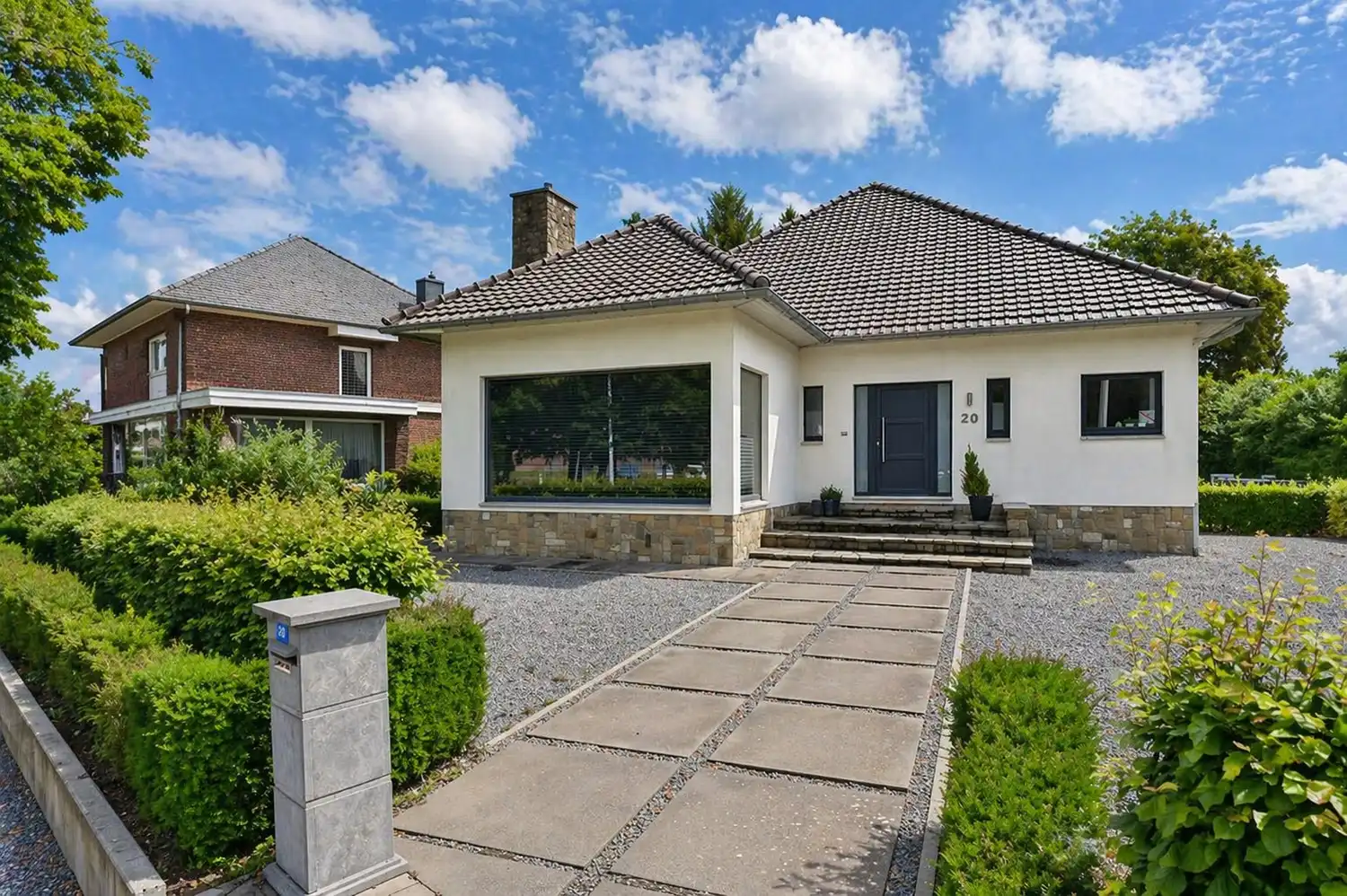 Hoofdfoto van de publicatie: Instapklare woning op een ruim perceel van circa 8a8ca met tuin en garage op een gunstige locatie.