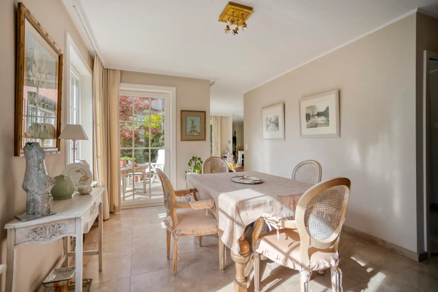Uiterst residentieel gelegen villa met prachtige tuin foto 12