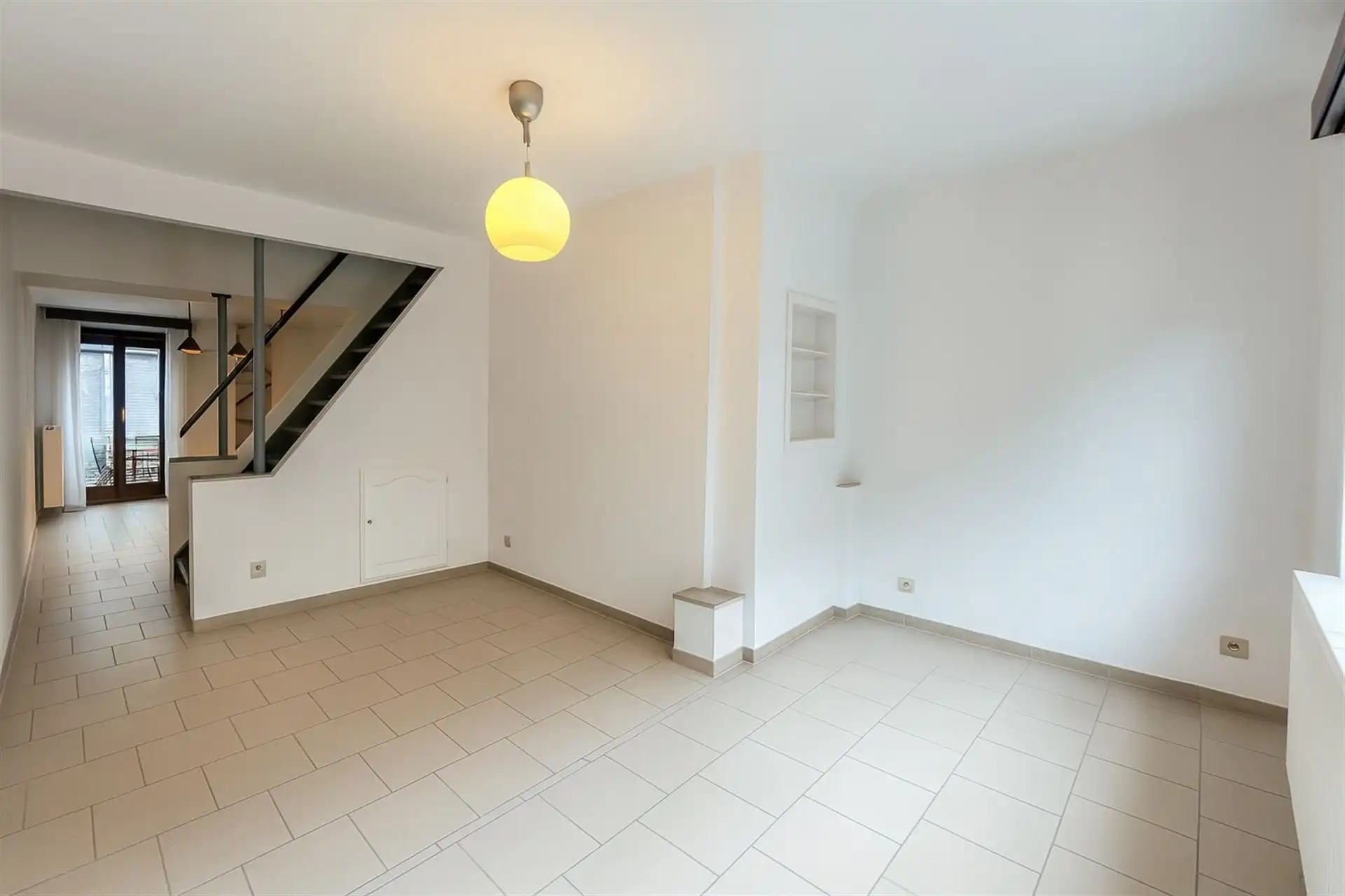 Centraal gelegen stadswoning met 2 slaapkamers, garage en terras foto 2