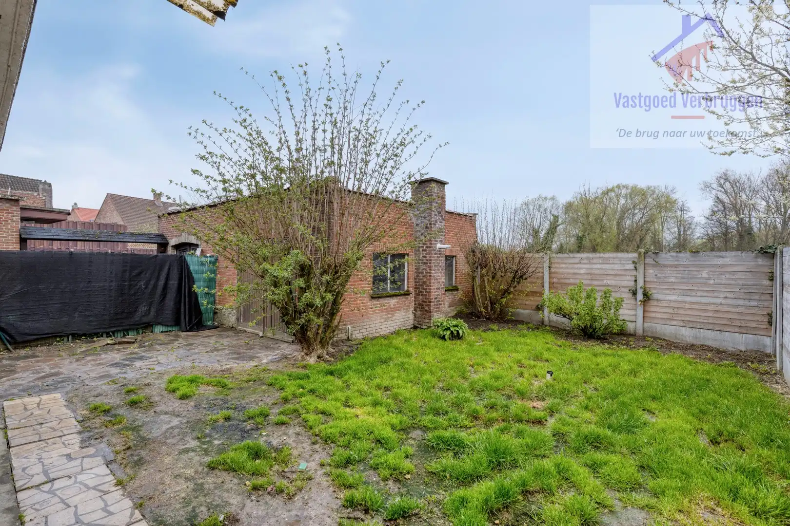 Te renoveren halfopen bebouwing met garage foto 17
