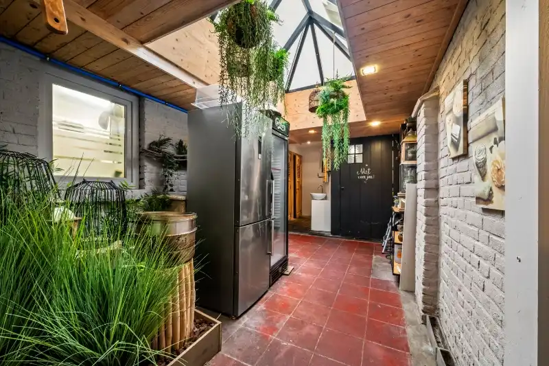 Roeselare-stadskern. Polyvalente BURGERWONING / HANDELSHUIS in 2 delen :  exclusief commercieel pand gelijkvloers met tuin en uniek triplex appartement met 2-3 slaapkamers. Verhuurd met mooi rendement ! foto 18