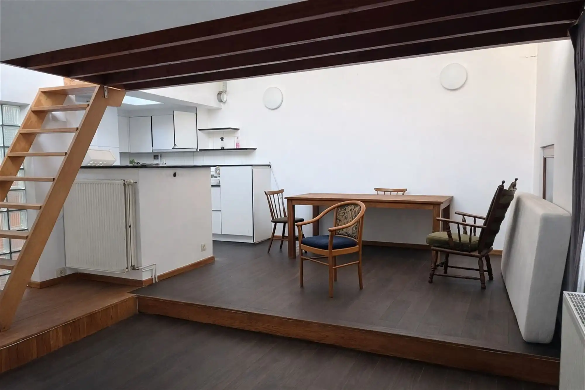 Op te frissen stadswoning met loftgevoel en dakterras foto 2