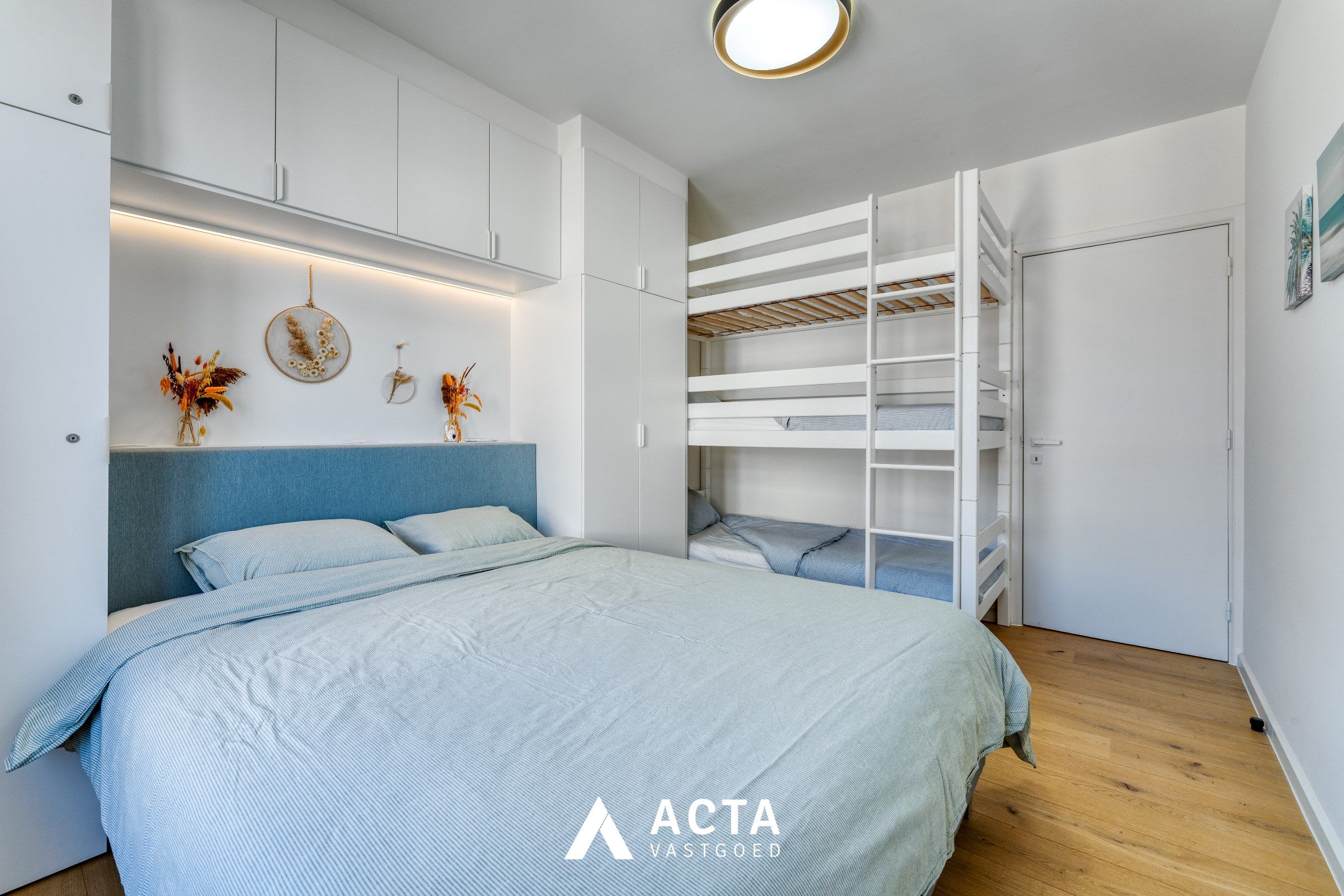 Gerenoveerd appartement met twee slaapkamers in Mariakerke foto 11