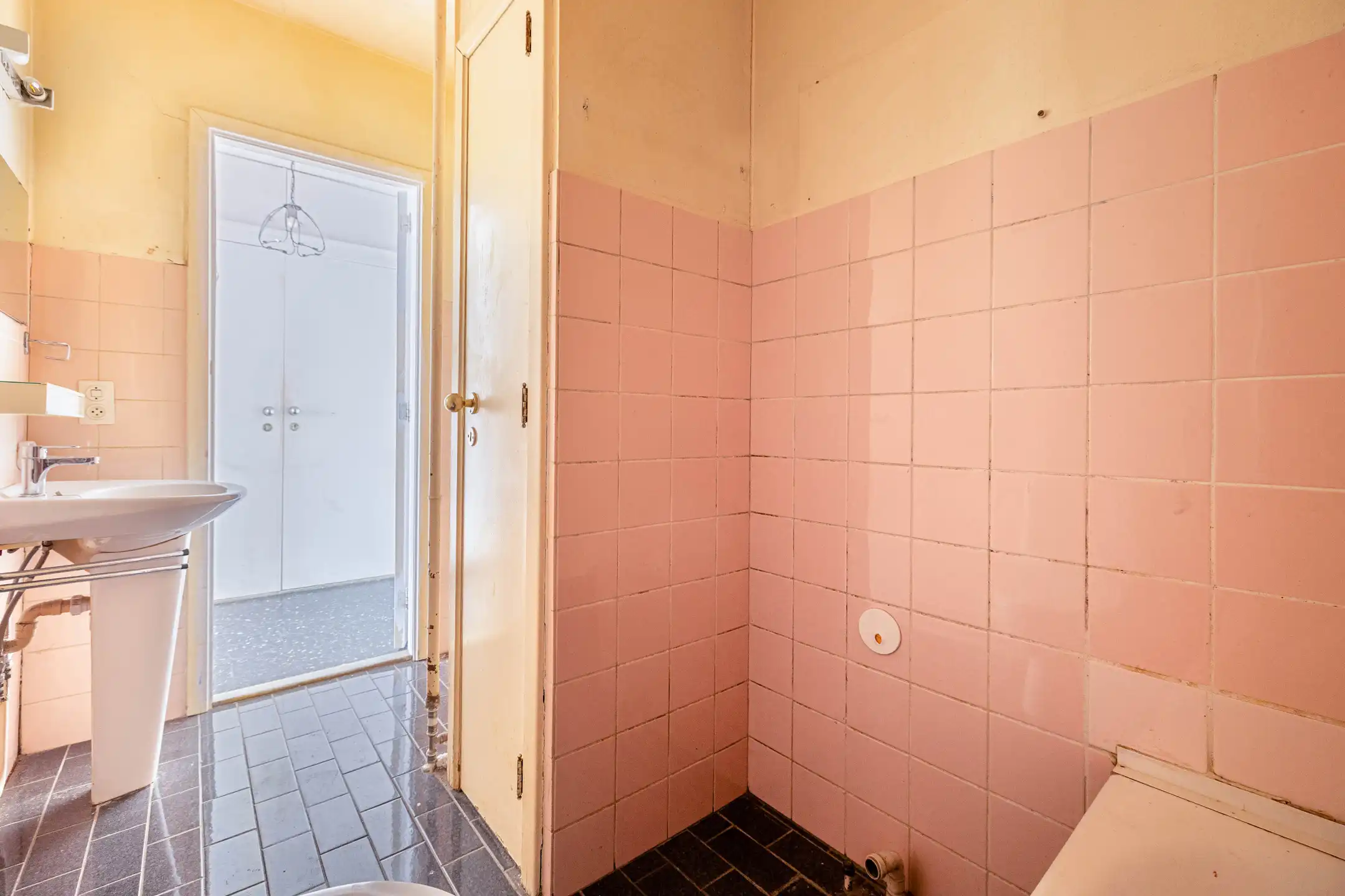 KOEKELBERG, studio met terras en mooi potentieel foto 7