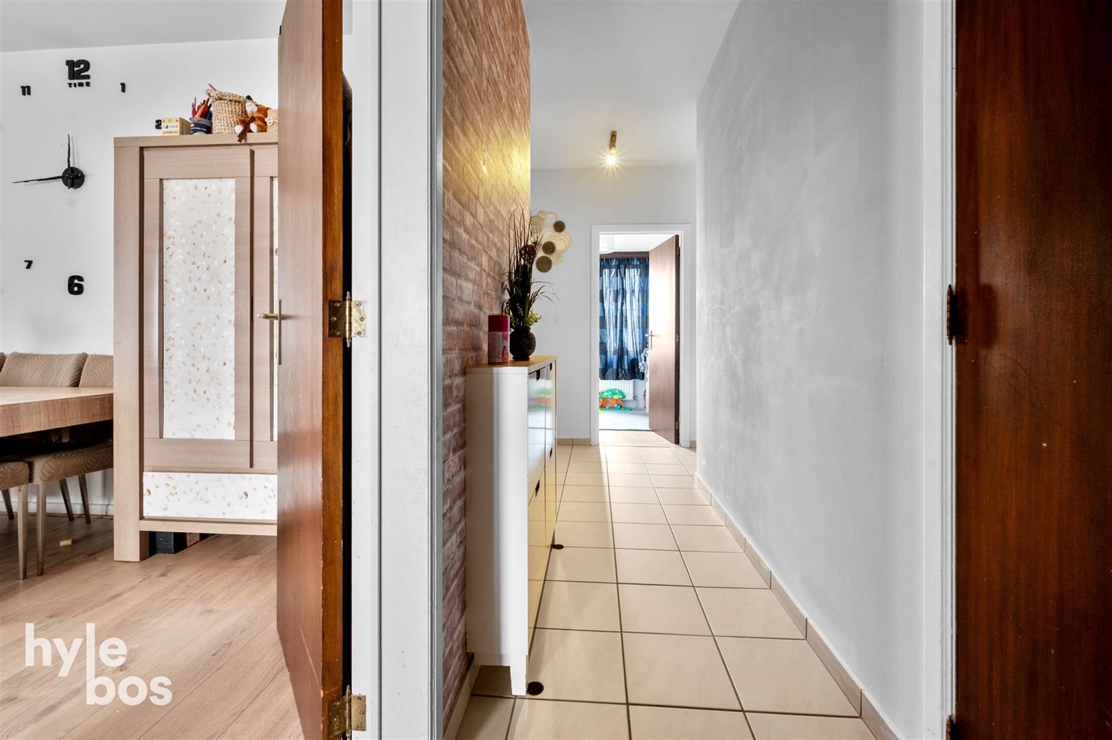 Opbrengsteigendom met 5 ruime appartementen en garages op topligging foto 9