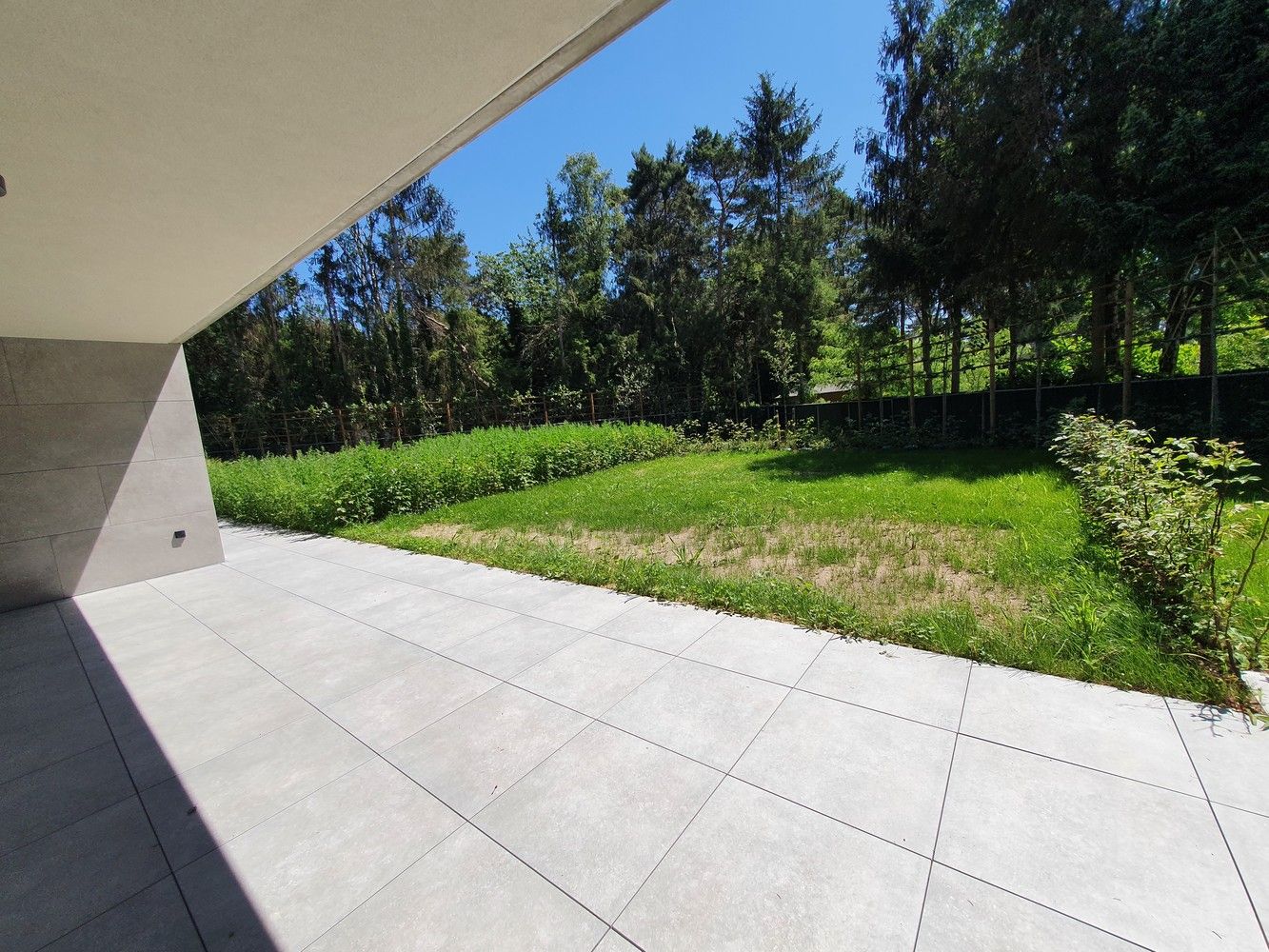 Luxueus nieuwbouwapp met 2 ruime slks, een prachtige terras met een tuintje, staanplaats en berging. foto 12