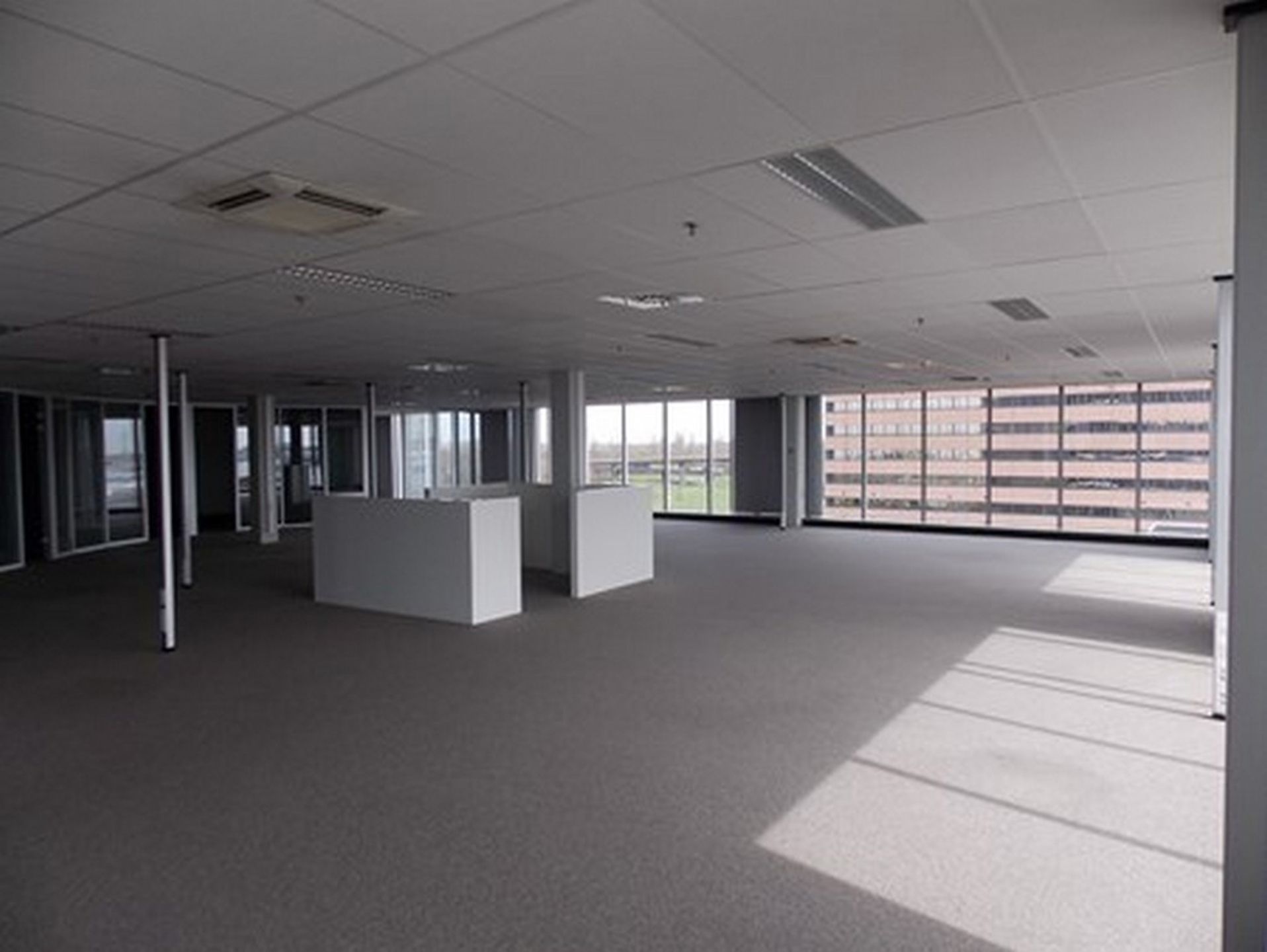 Antwerpen: Kantoren en werkplekken te huur in Ahlers Building. foto 10