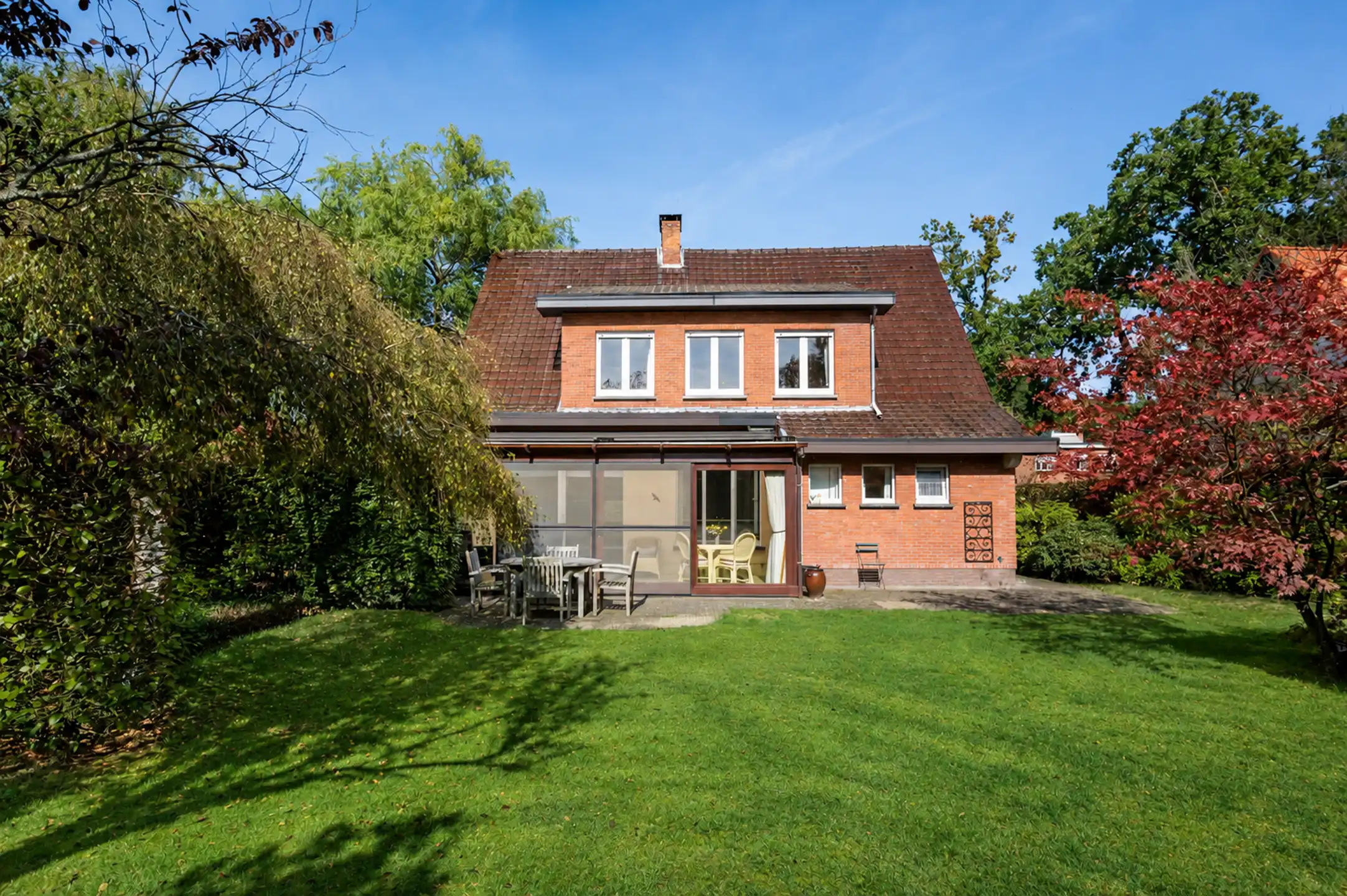Karaktervolle vrijstaande woning met 3 slaapkamers, veranda en prachtig aangelegde tuin op toplocatie aan de Kalmthoutse Heide foto 2