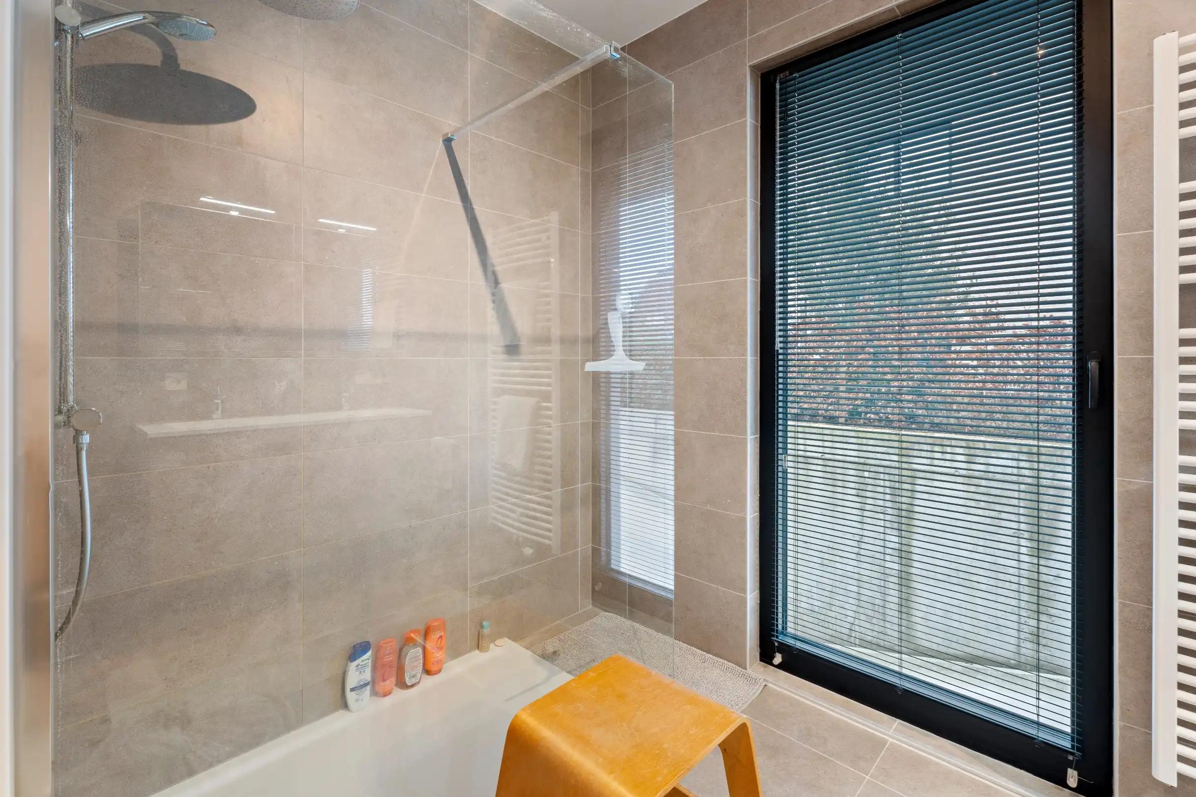 Gelijkvloers appartement met terras en tuin foto 17