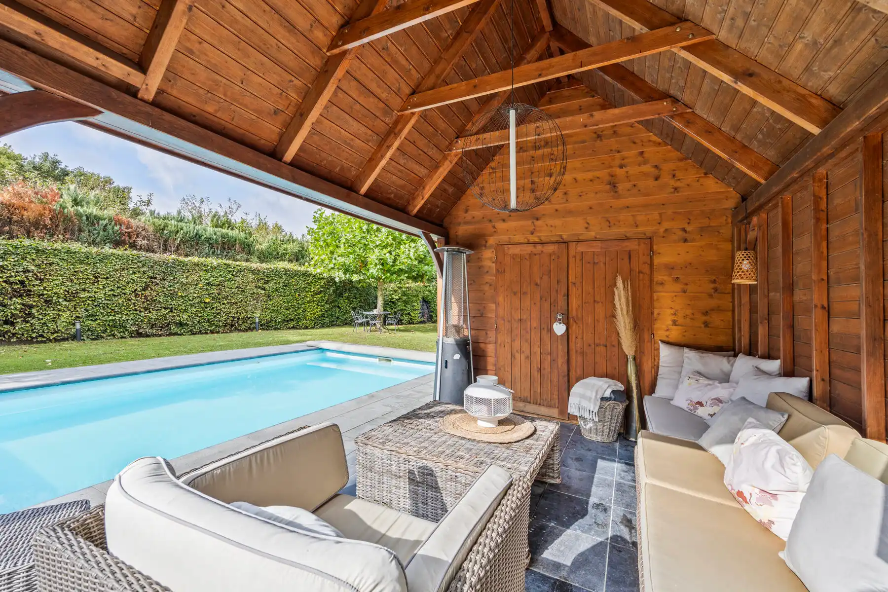Stijlvolle villa met zwembad, poolhouse en private tuin foto 27
