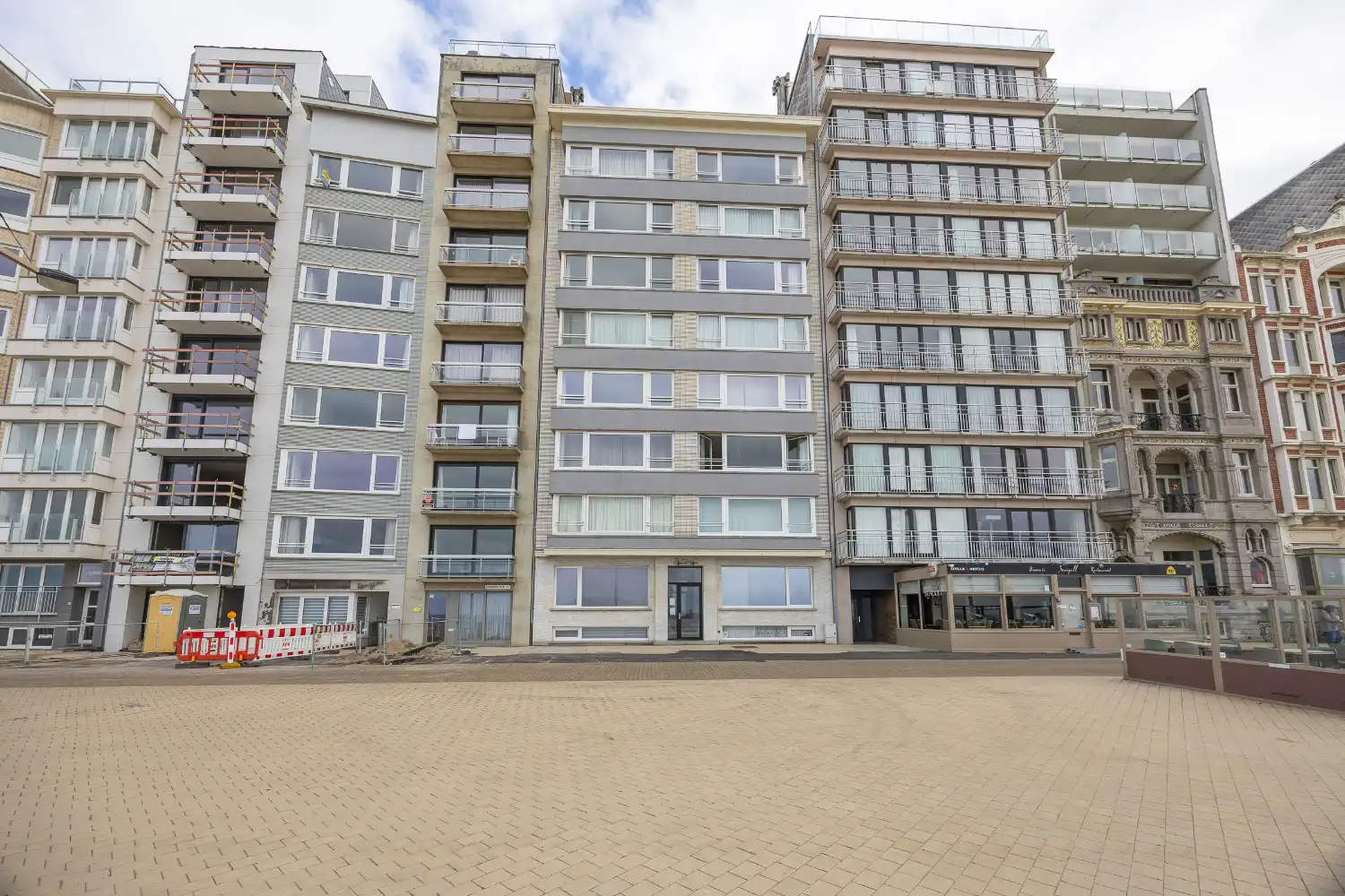 Gerenoveerd 2-slaapkamerappartement met frontaal zeezicht foto 25