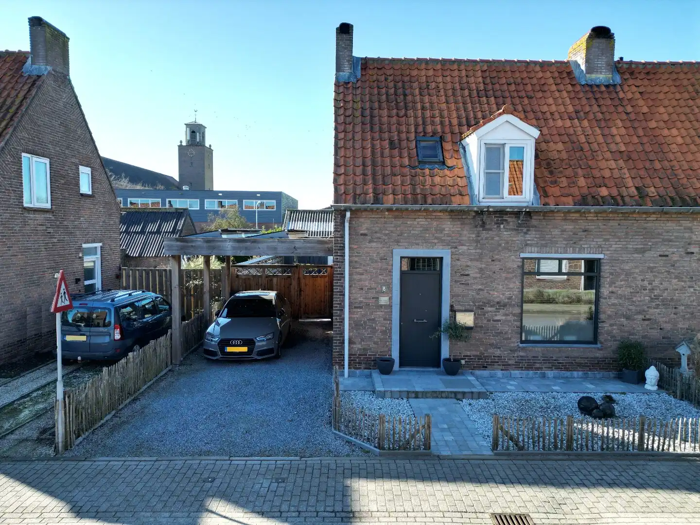 Instapklare twee-onder-een-kapwoning met uitbouw, luxe overkapping en zonnige tuin op het westen  foto 2