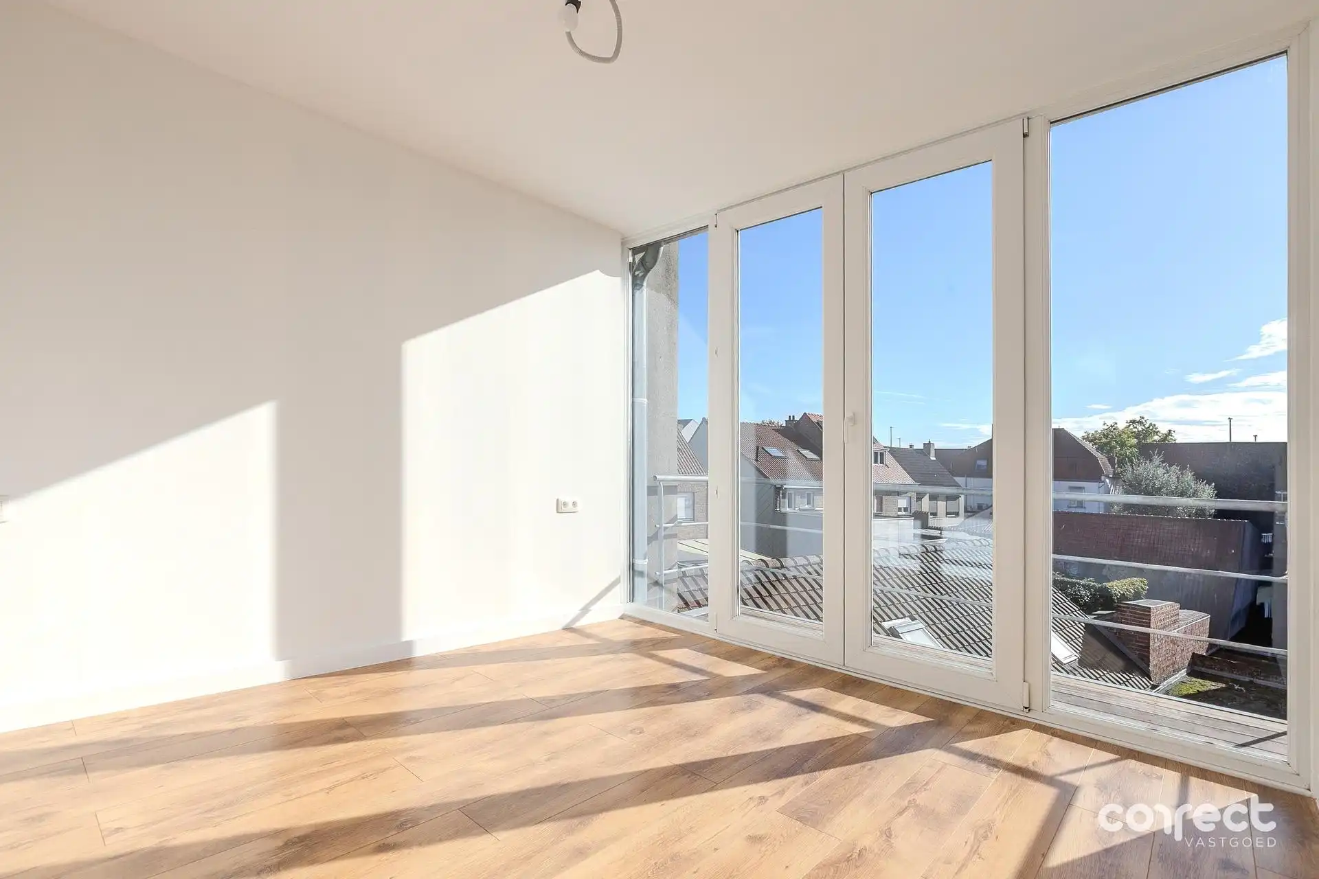 Volledig gerenoveerd appartement met 2 slaapkamers, dressing/slaapkamer en zonnig terras. foto 7