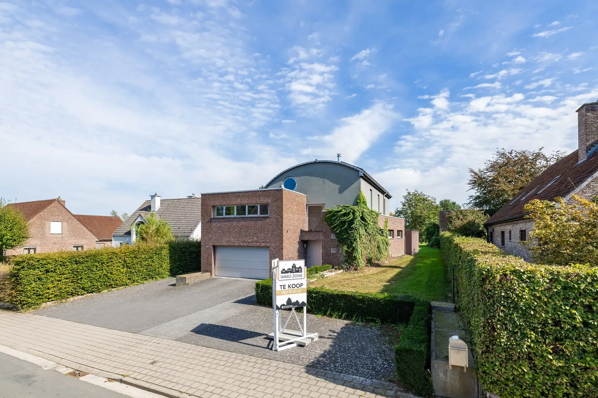 Karaktervolle architectenwoning op een perceel van ruim 25 are met diepe, oostgerichte tuin foto 2