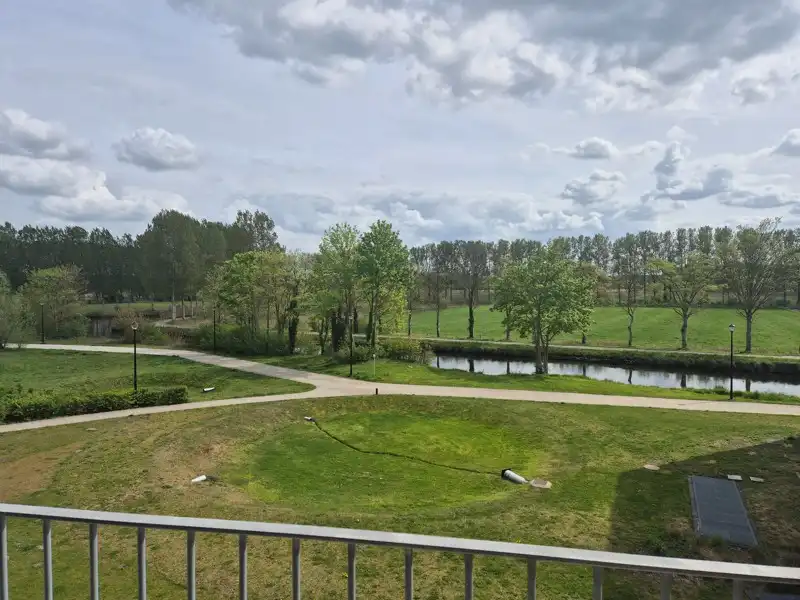 APPARTEMENT MET TERRAS EN AUTOSTAANPLAATS TE HUUR IN MOERBEKE foto {{pictureIndex}}