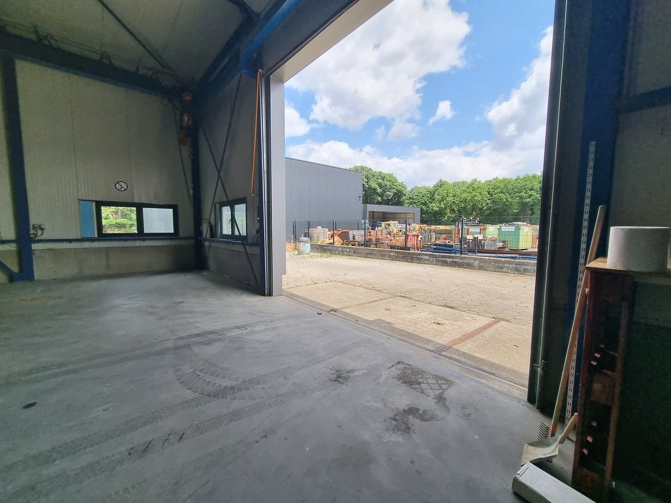 Uitstekend gelegen industrieel gebouw/magazijn met kantoorruimte (400m²) foto 7