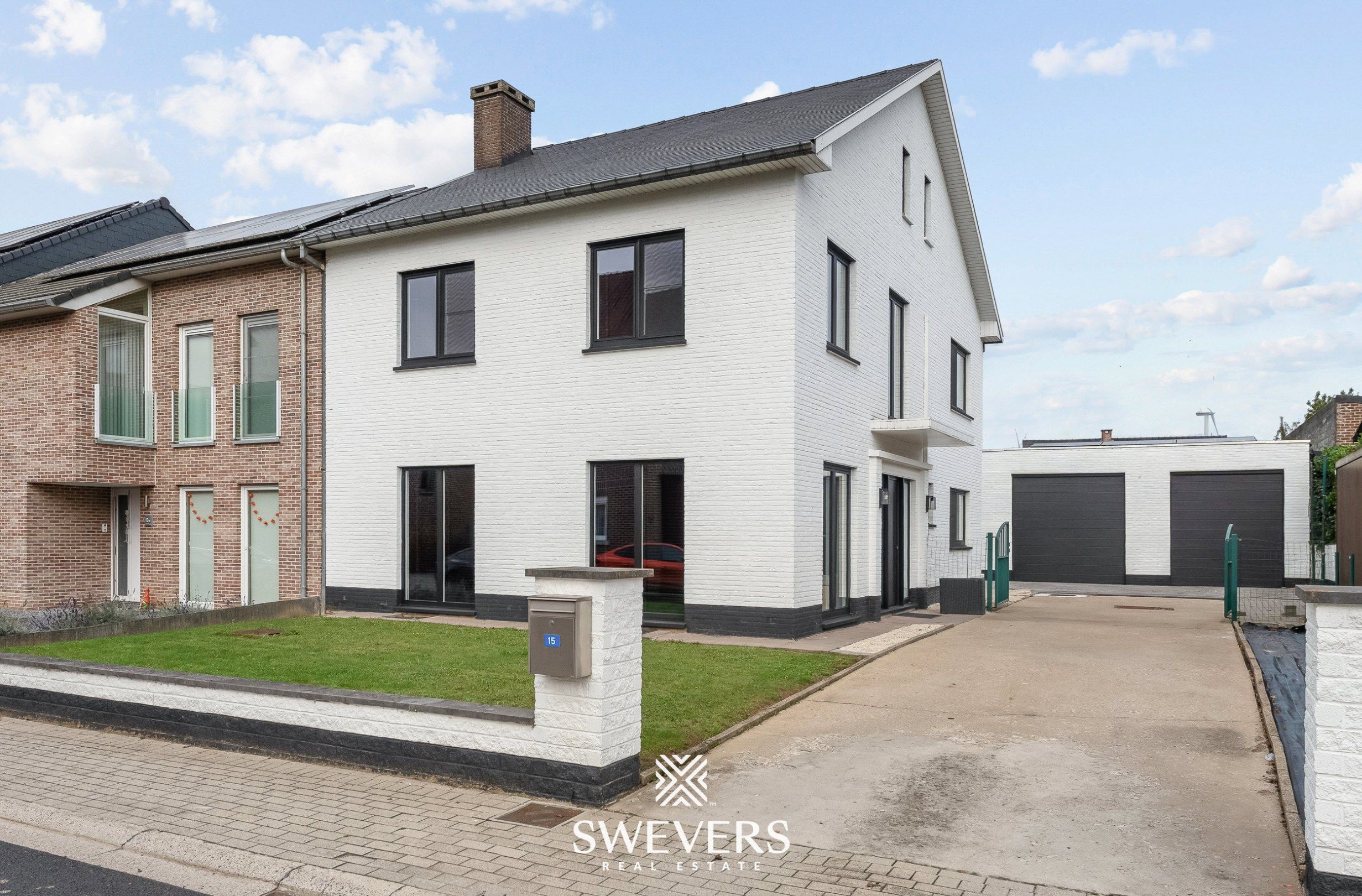 Volledig vernieuwd pareltje met terras, balkon & loods in Riemst foto {{pictureIndex}}