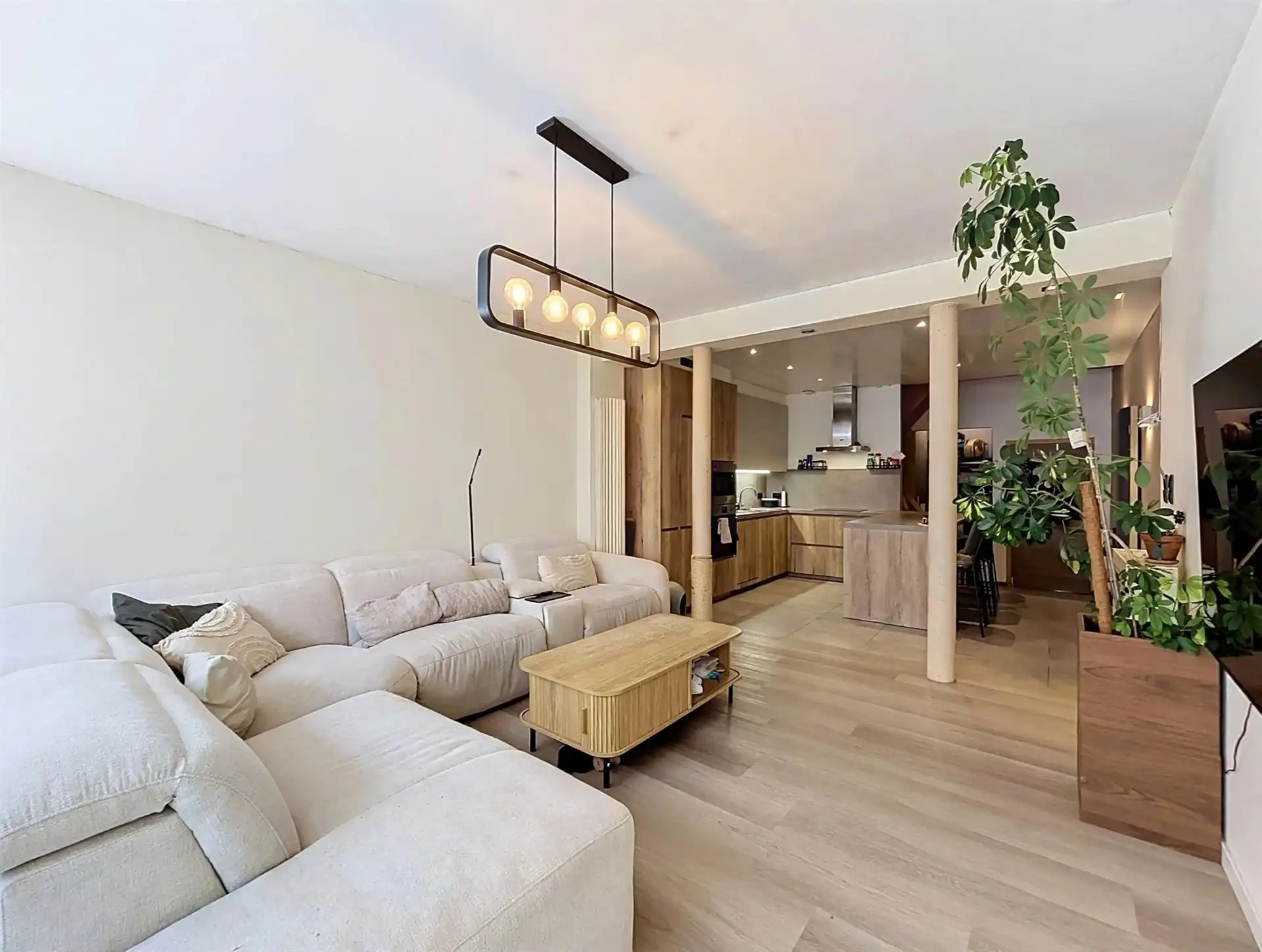 instapklare gezinswoning met 4 slaapkamers en zuidgerichte tuin op toplocatie foto {{pictureIndex}}