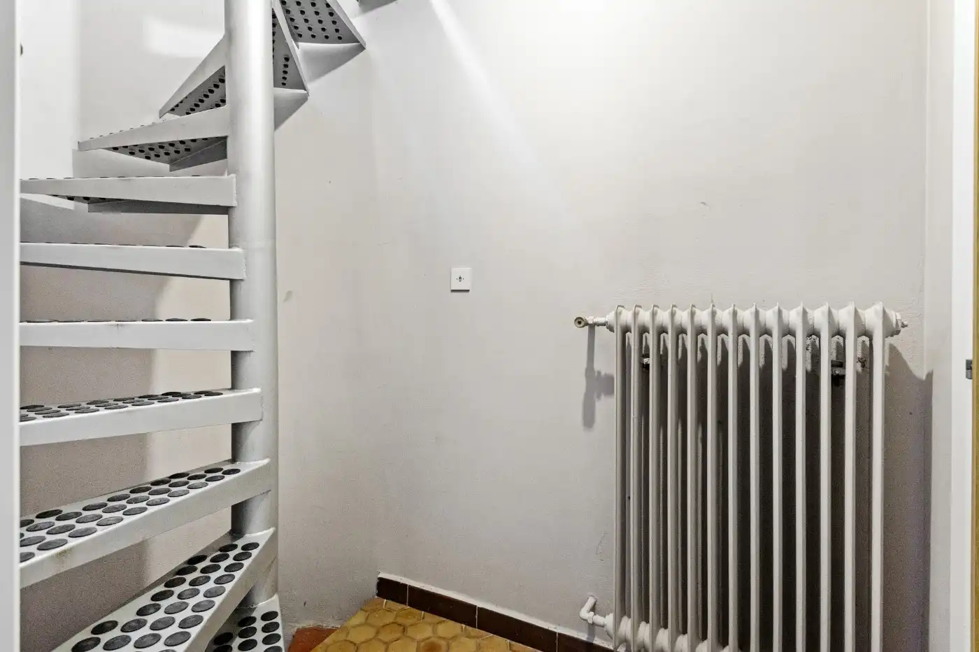 Grote, goed onderhouden, te renoveren woning met 3 slpk., garage en tuin foto 6