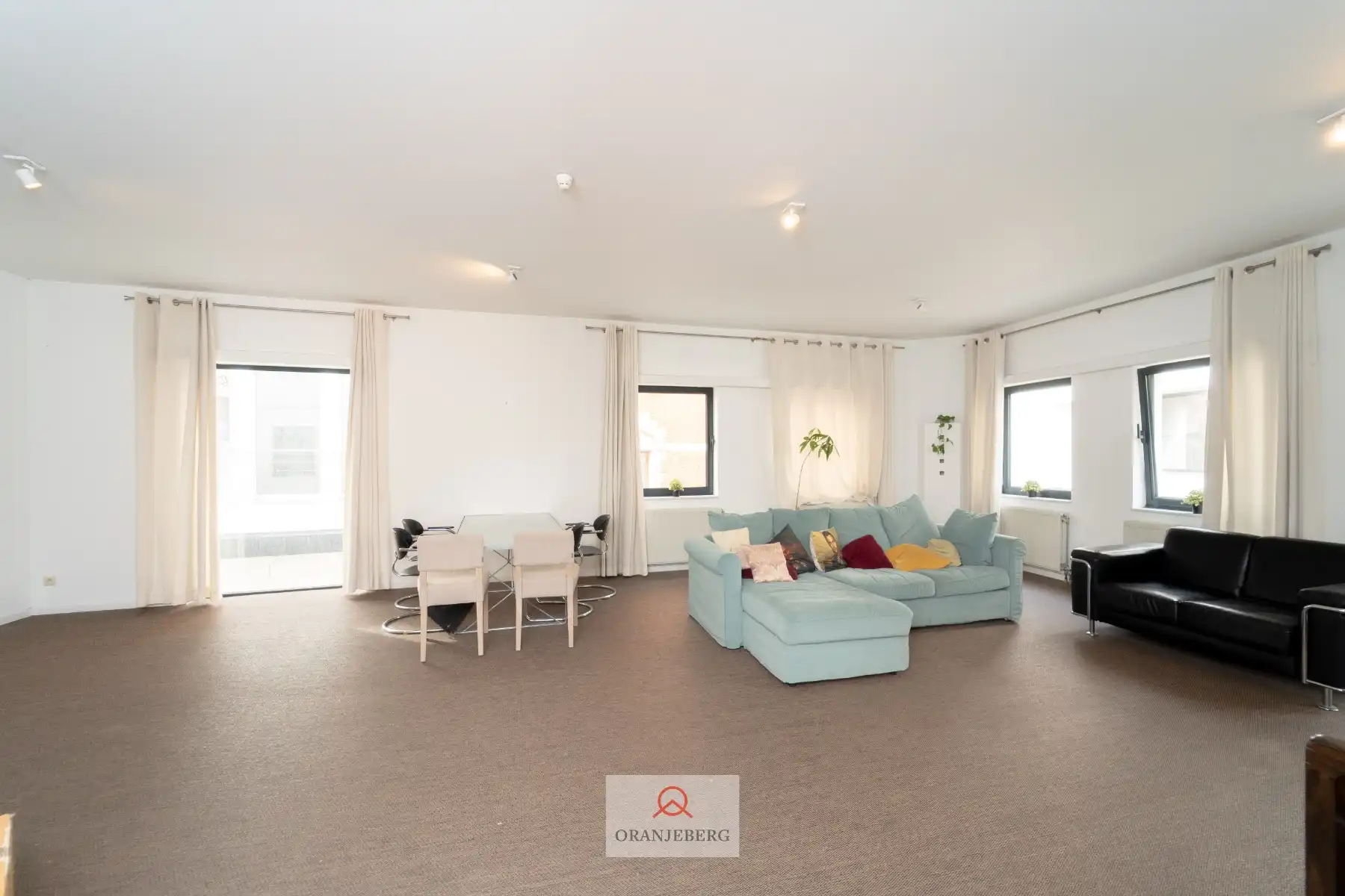 Ruim 2 slpk appartement vlakbij Sint-Baafsplein hartje Gent foto 14