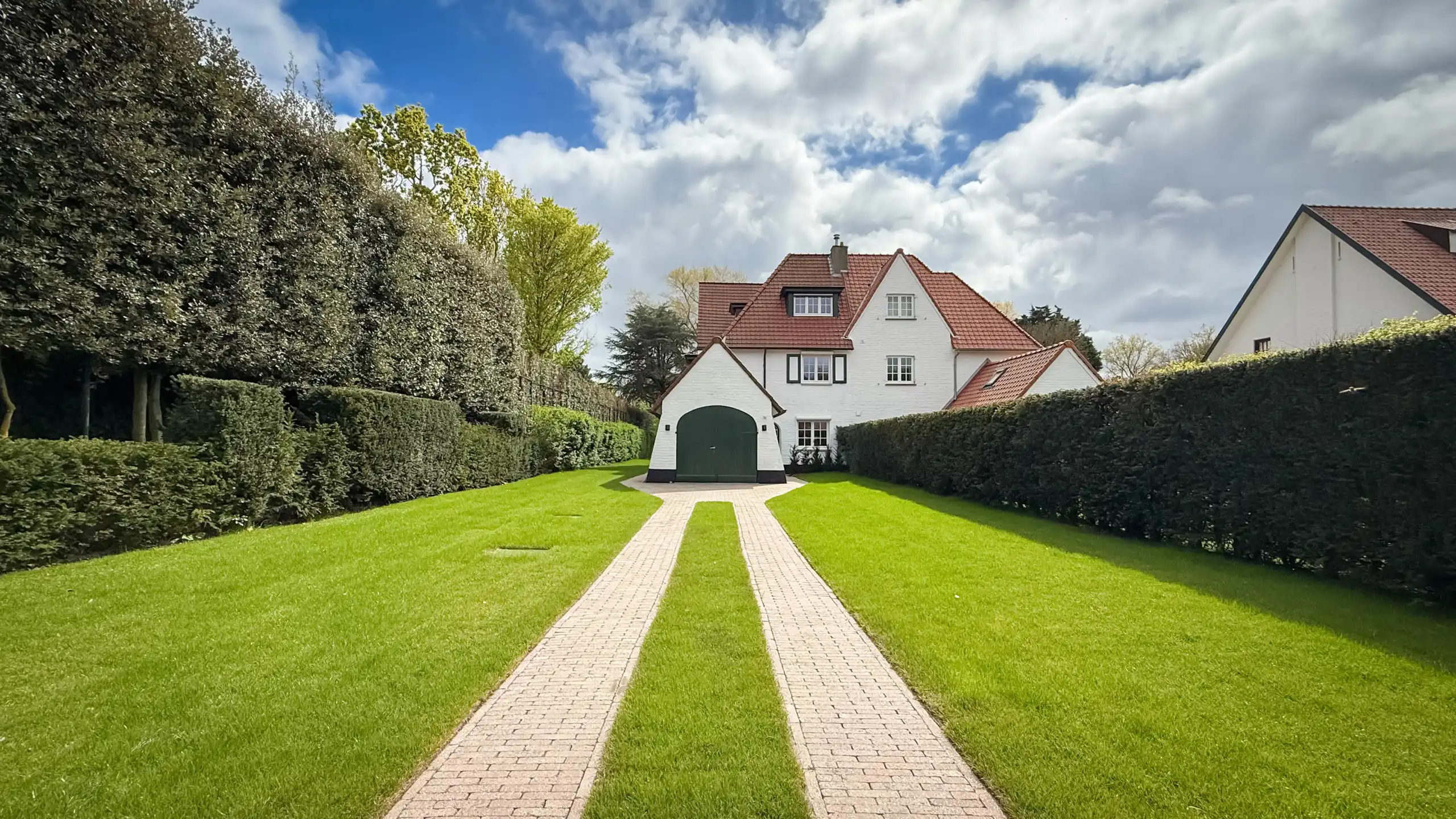 Stijlvolle halfopen villa met zonnige tuin in het Zoute foto {{pictureIndex}}