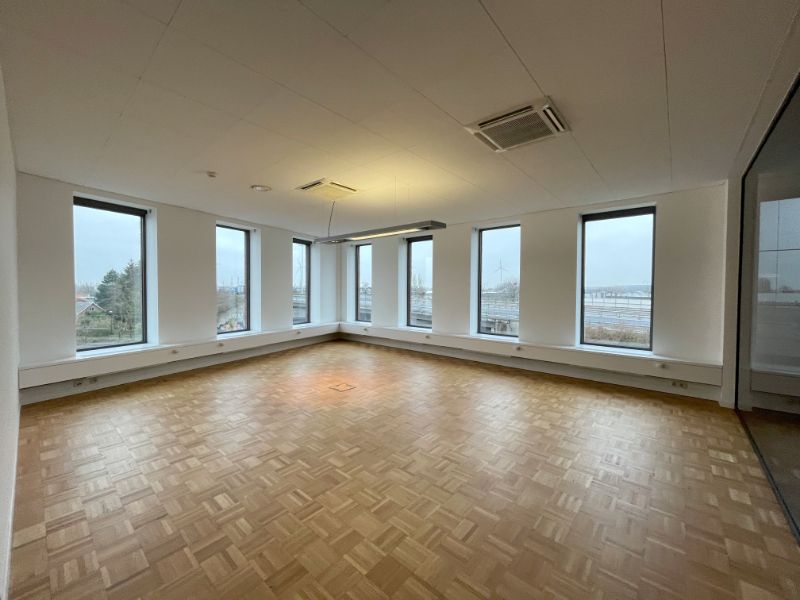 Kantoorruimtes te huur vanaf 375 m²! foto 3