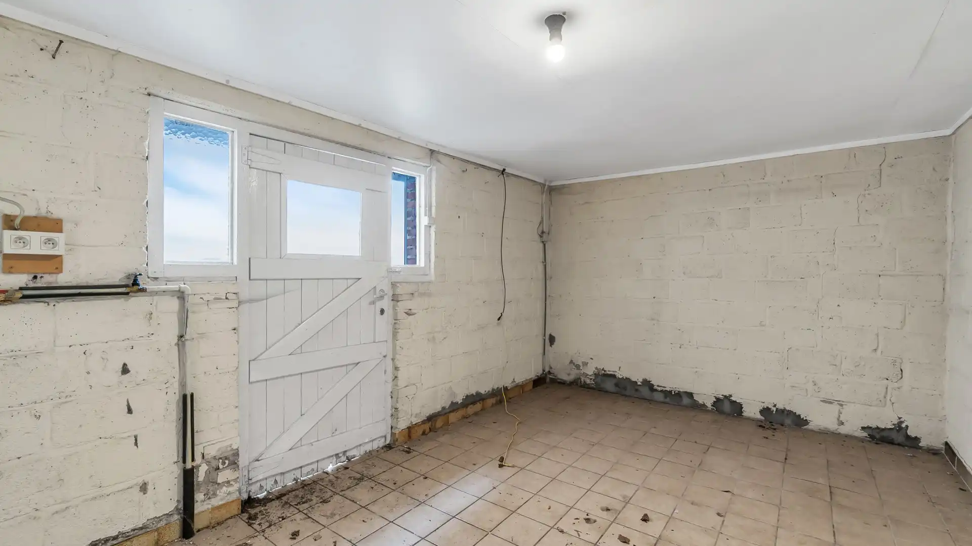 TE RENOVEREN WONING MET VEEL MOGELIJKHEDEN OP GUNSTIGE LOCATIE! foto 9