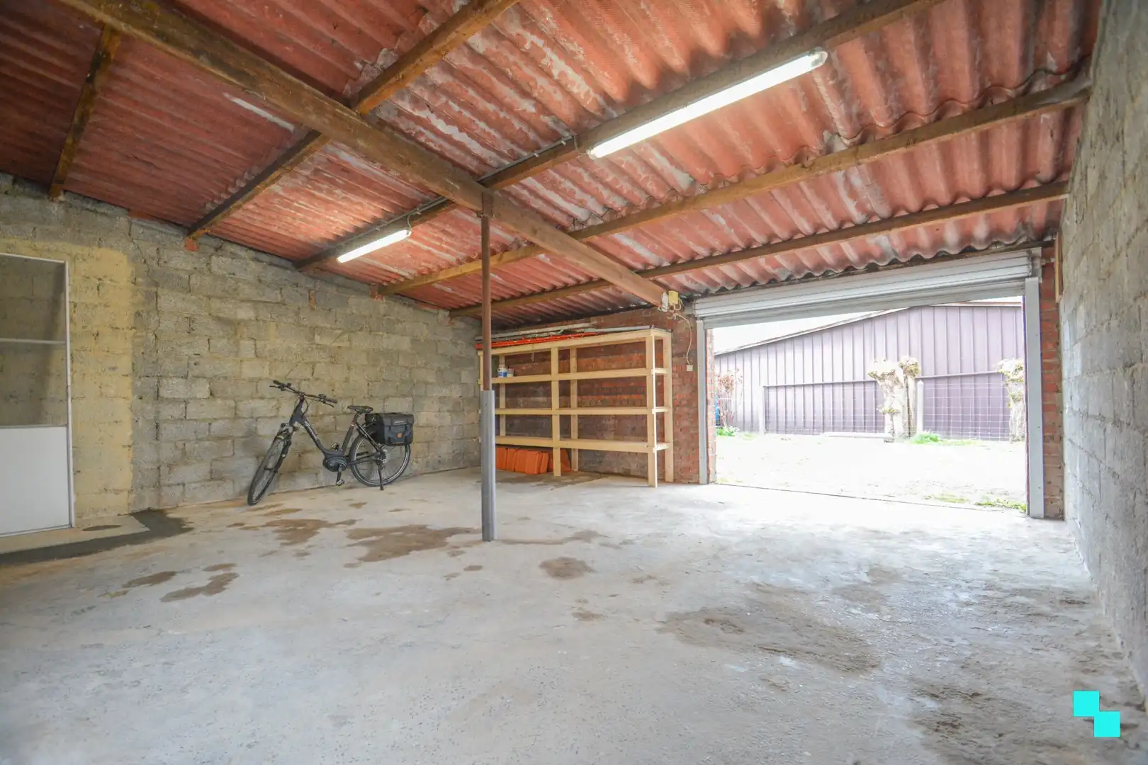 Gerenoveerde woning met twee slaapkamers en ruime garage foto 26