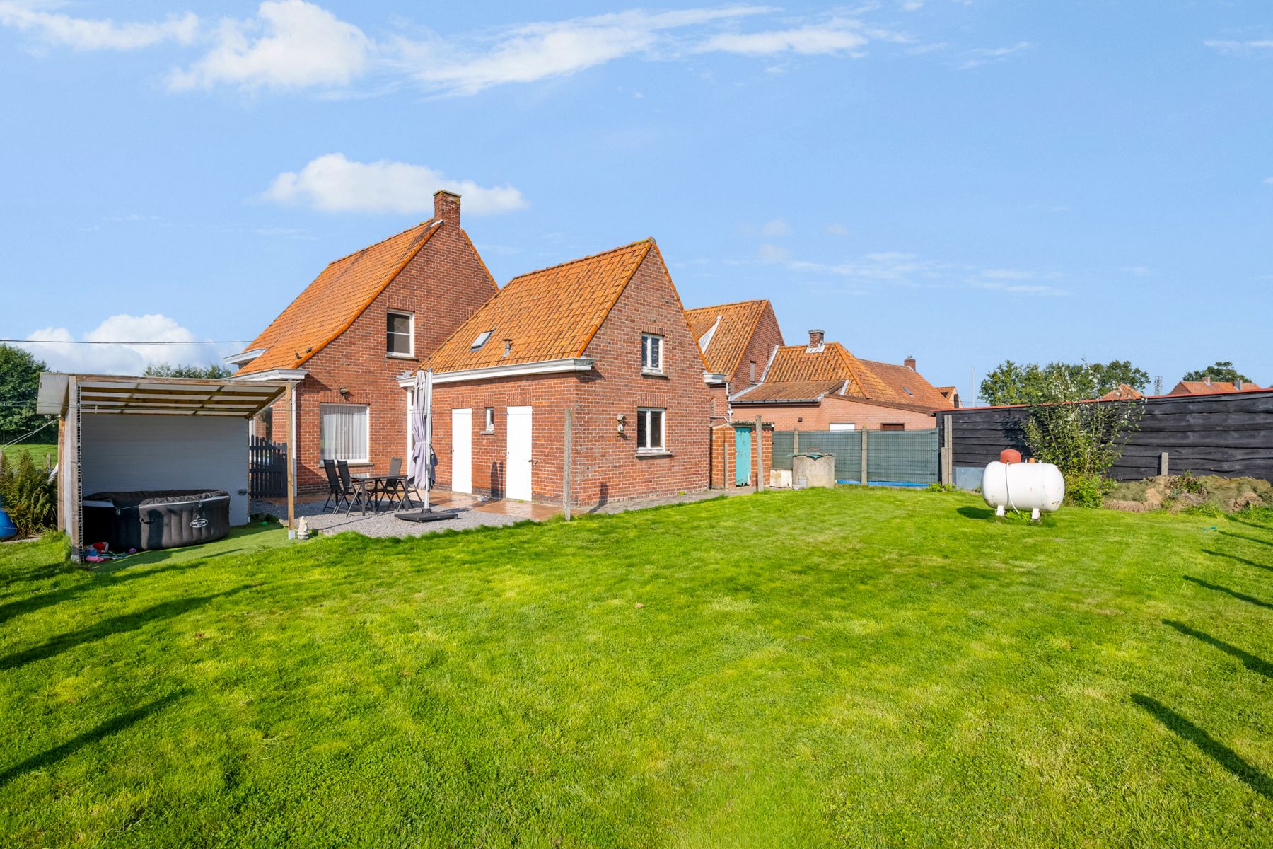 Te renoveren woning met weidse uitzichten! foto 18