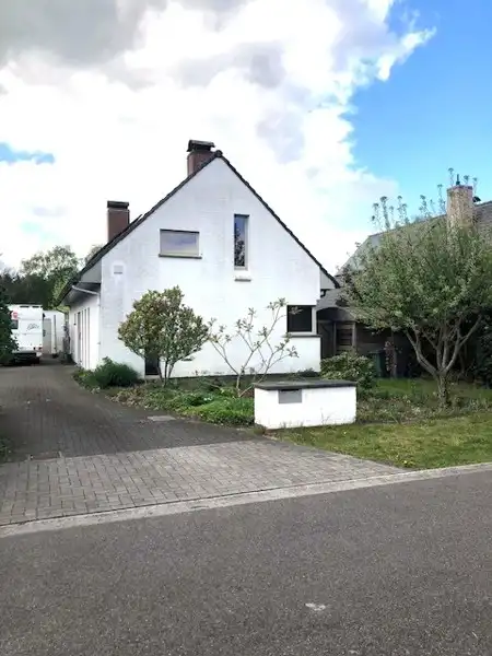 ALLEENSTAANDE WONING MET 3 SLAAPKAMERS foto {{pictureIndex}}