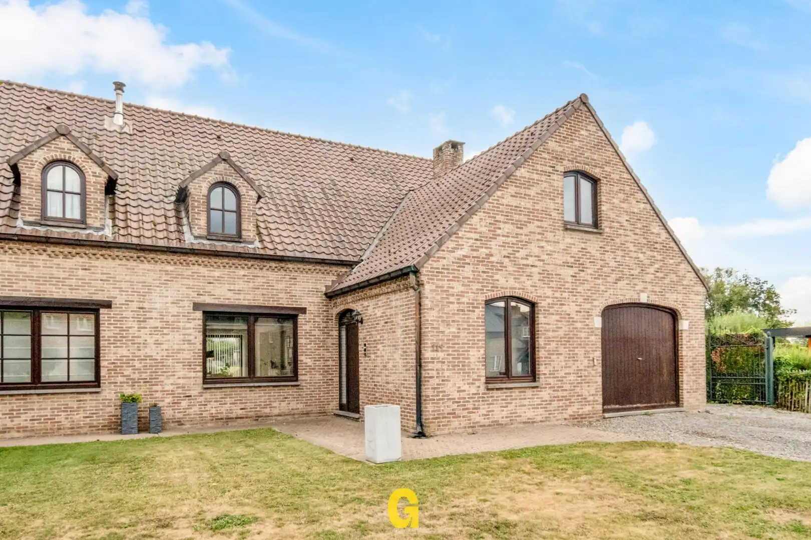 Degelijke halfopen woning met 4 slaapkamers, bureel en ruime tuin met blijvend vrij uitzicht foto 2